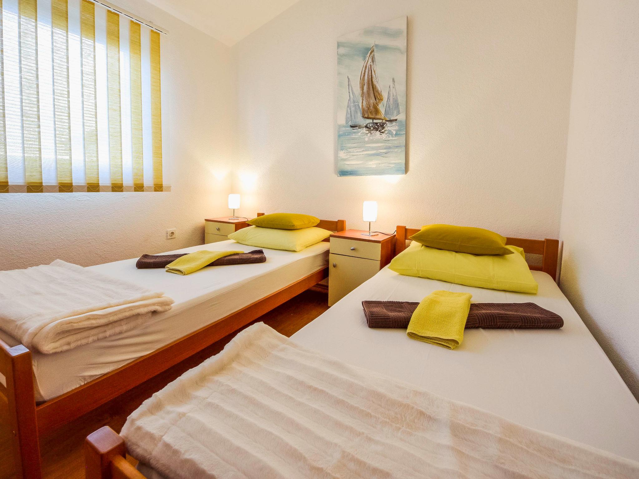 Foto 9 - Appartamento con 2 camere da letto a Sveti Filip i Jakov con terrazza