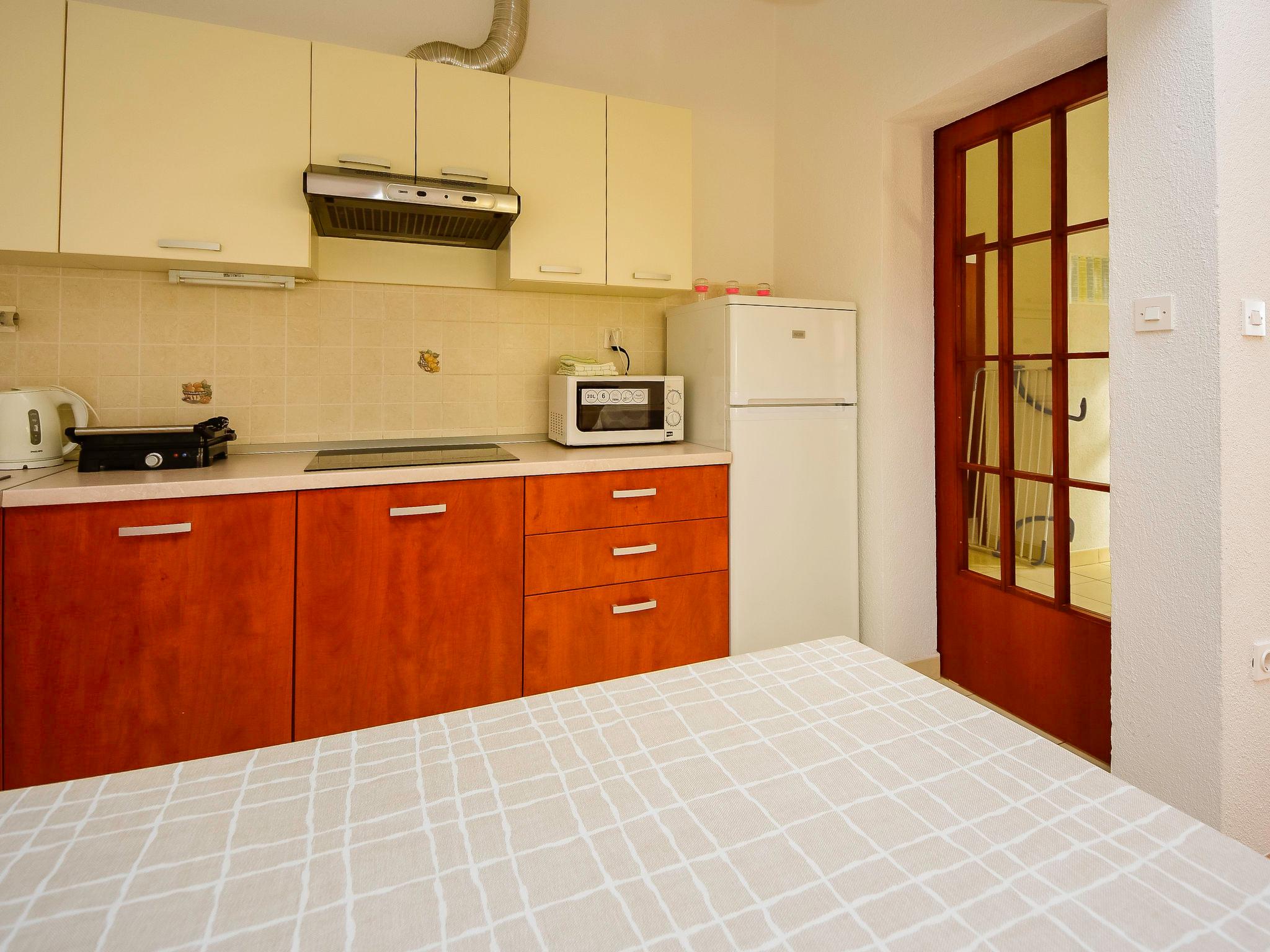 Foto 4 - Appartamento con 2 camere da letto a Sveti Filip i Jakov con terrazza