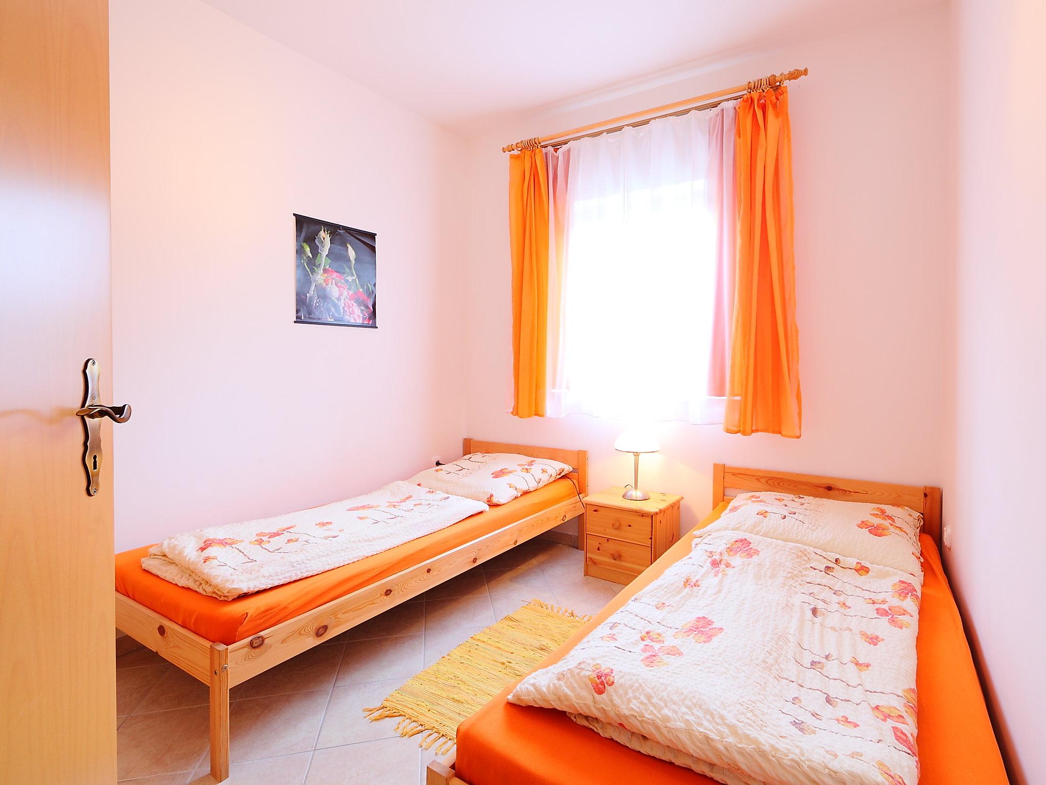 Foto 8 - Appartamento con 2 camere da letto a Balatonmáriafürdő con piscina e giardino