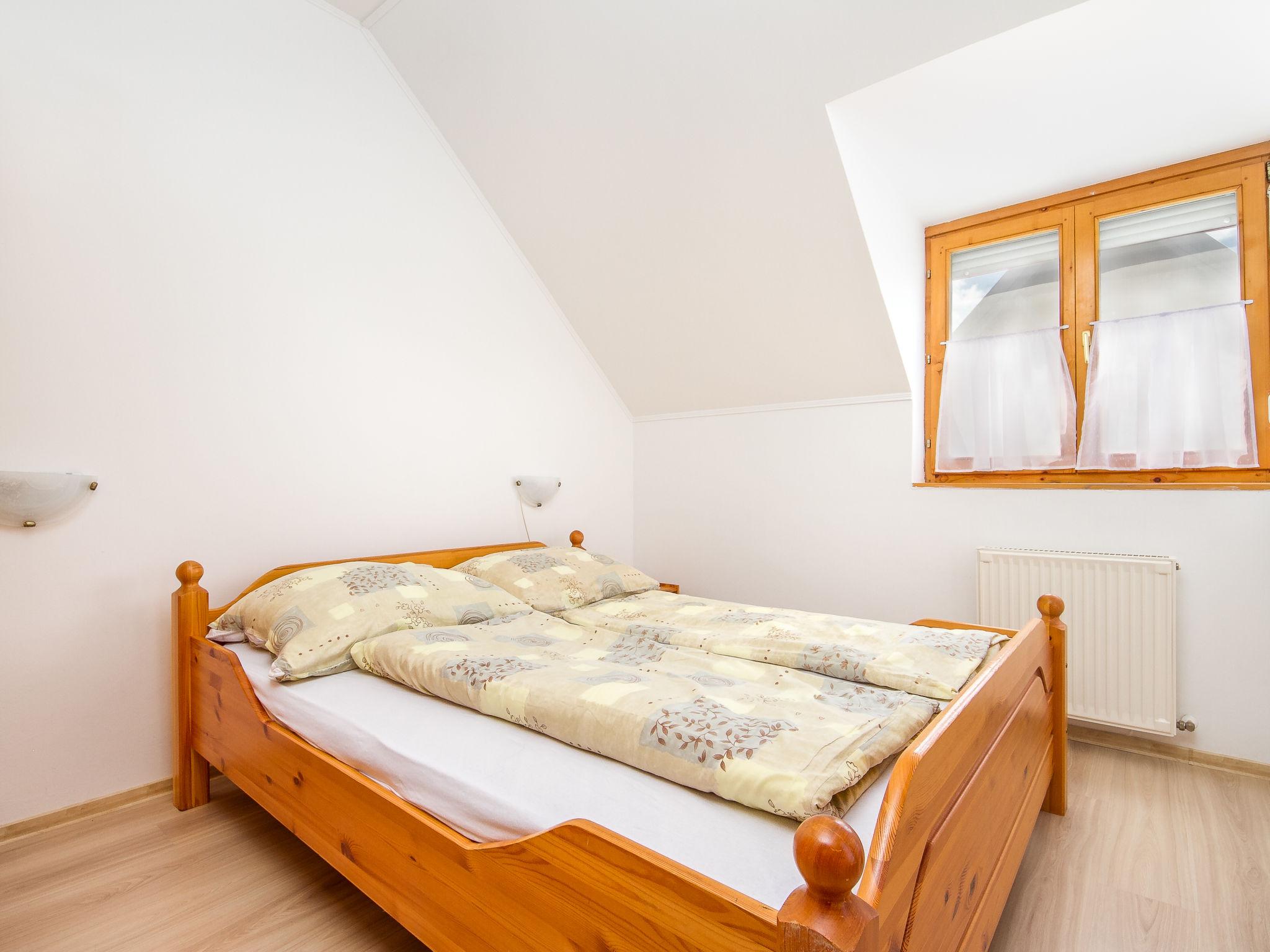 Foto 6 - Appartamento con 1 camera da letto a Balatonmáriafürdő con piscina e giardino