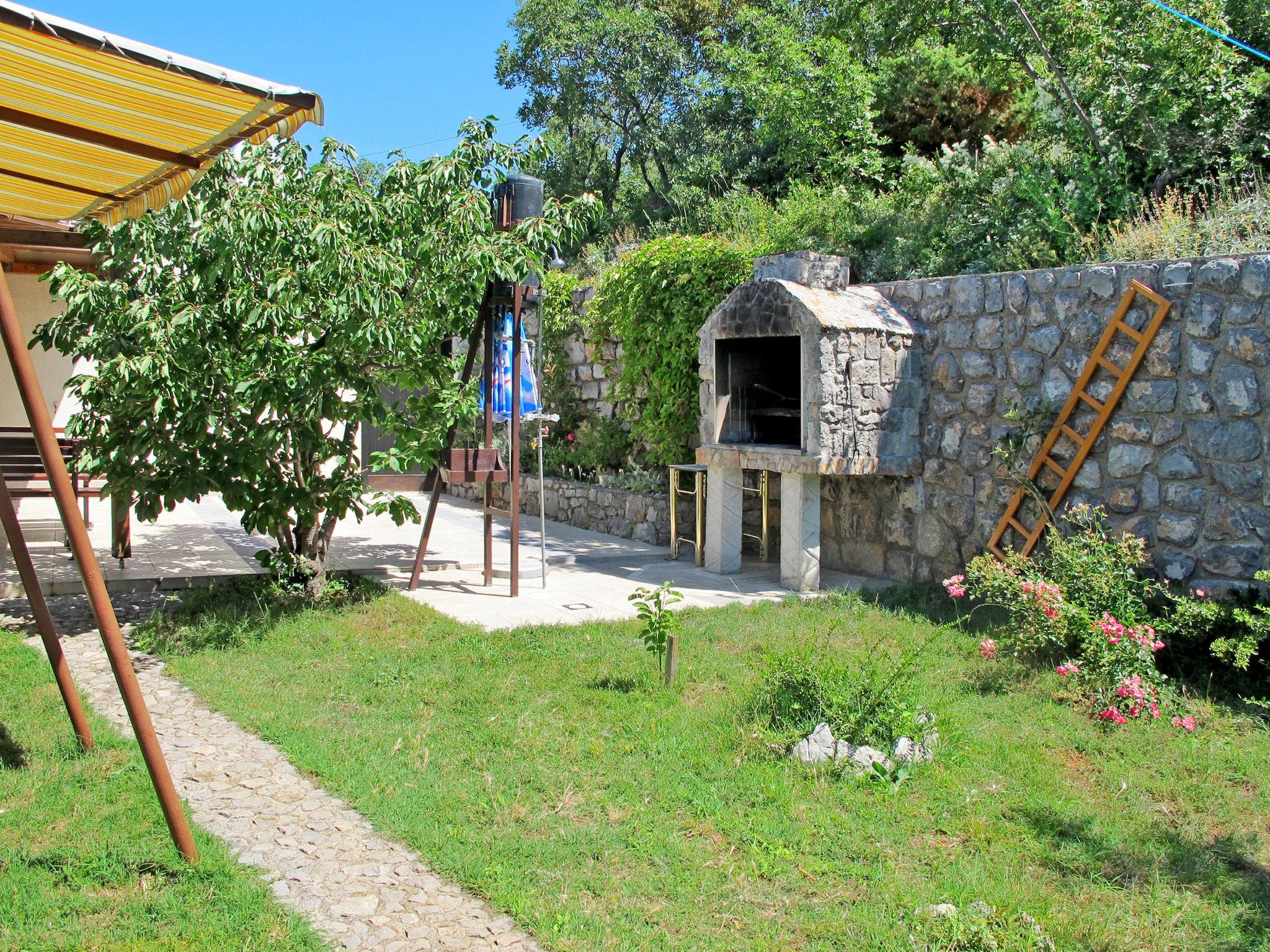 Foto 15 - Apartamento de 2 quartos em Senj com jardim e vistas do mar