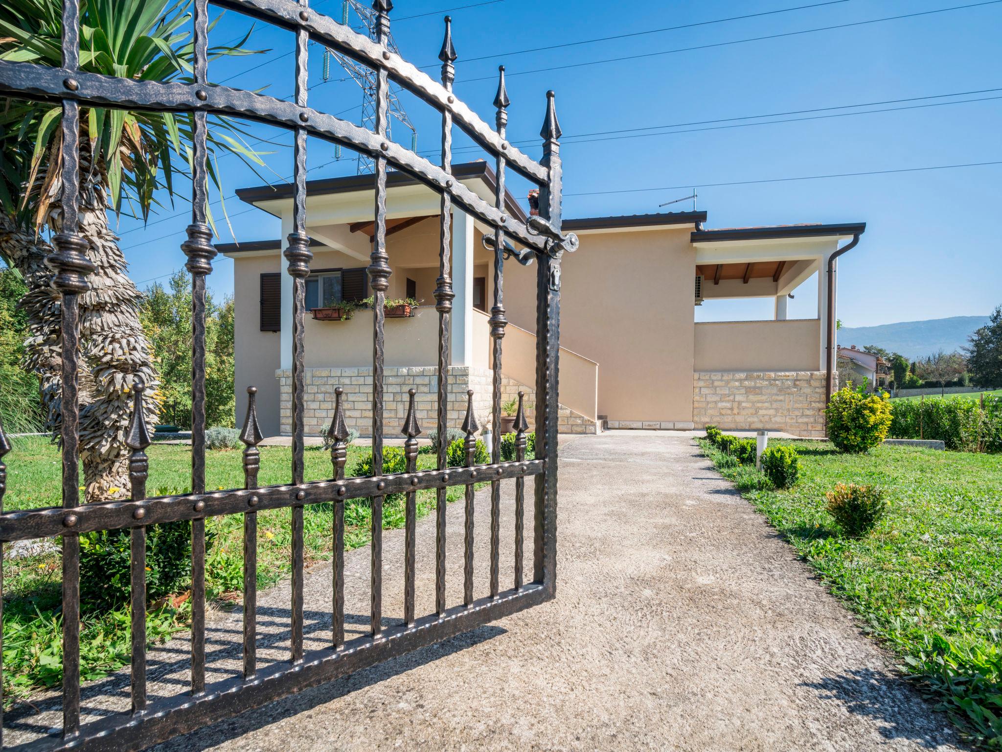 Foto 19 - Appartamento con 1 camera da letto a Kršan con piscina privata e vista mare