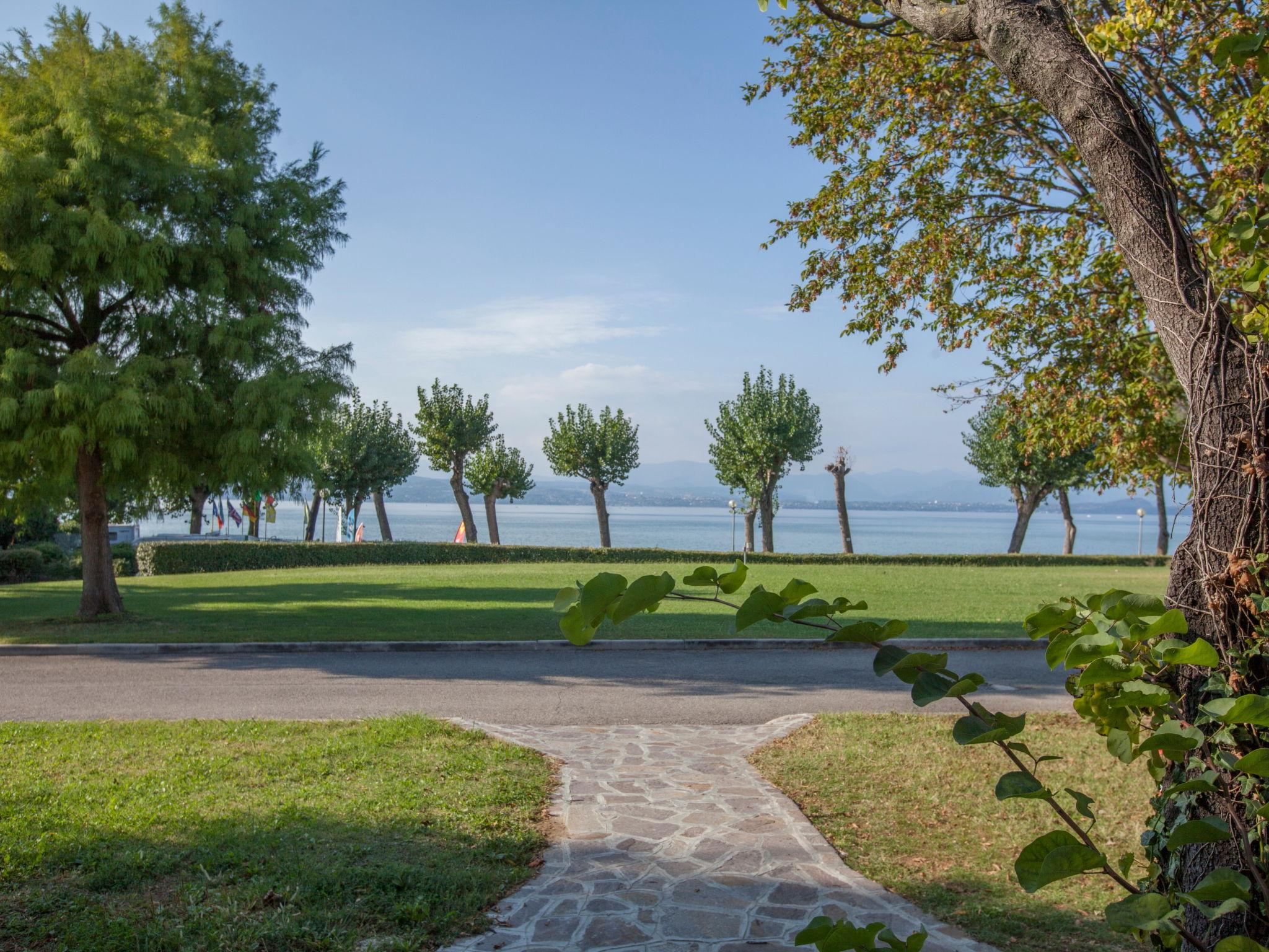 Foto 50 - Apartamento de 2 habitaciones en Sirmione con piscina y vistas a la montaña