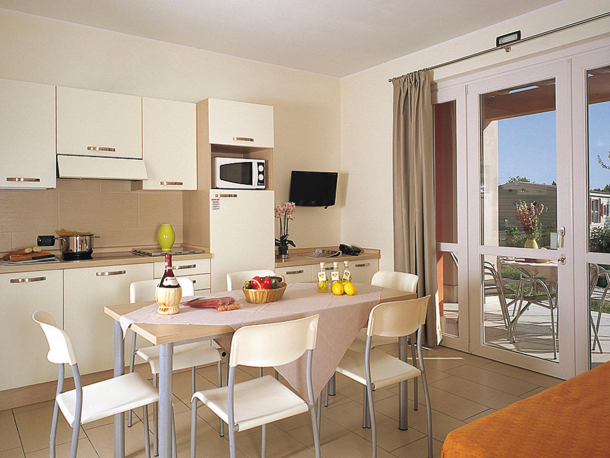 Photo 20 - 2 bedroom Apartment in Sirmione with swimming pool and garden