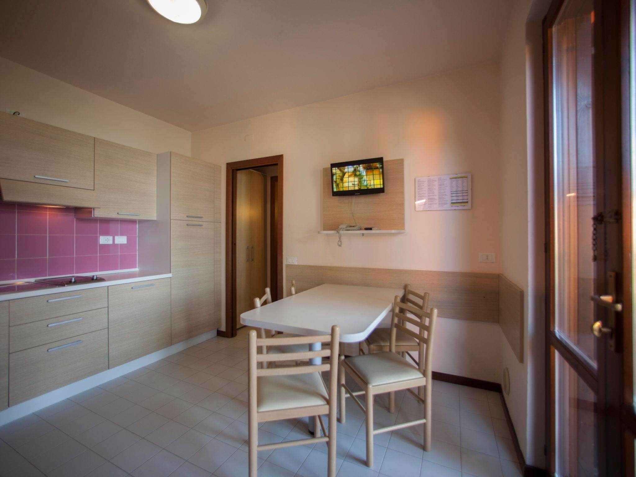 Foto 10 - Apartamento de 2 quartos em Sirmione com piscina e vista para a montanha