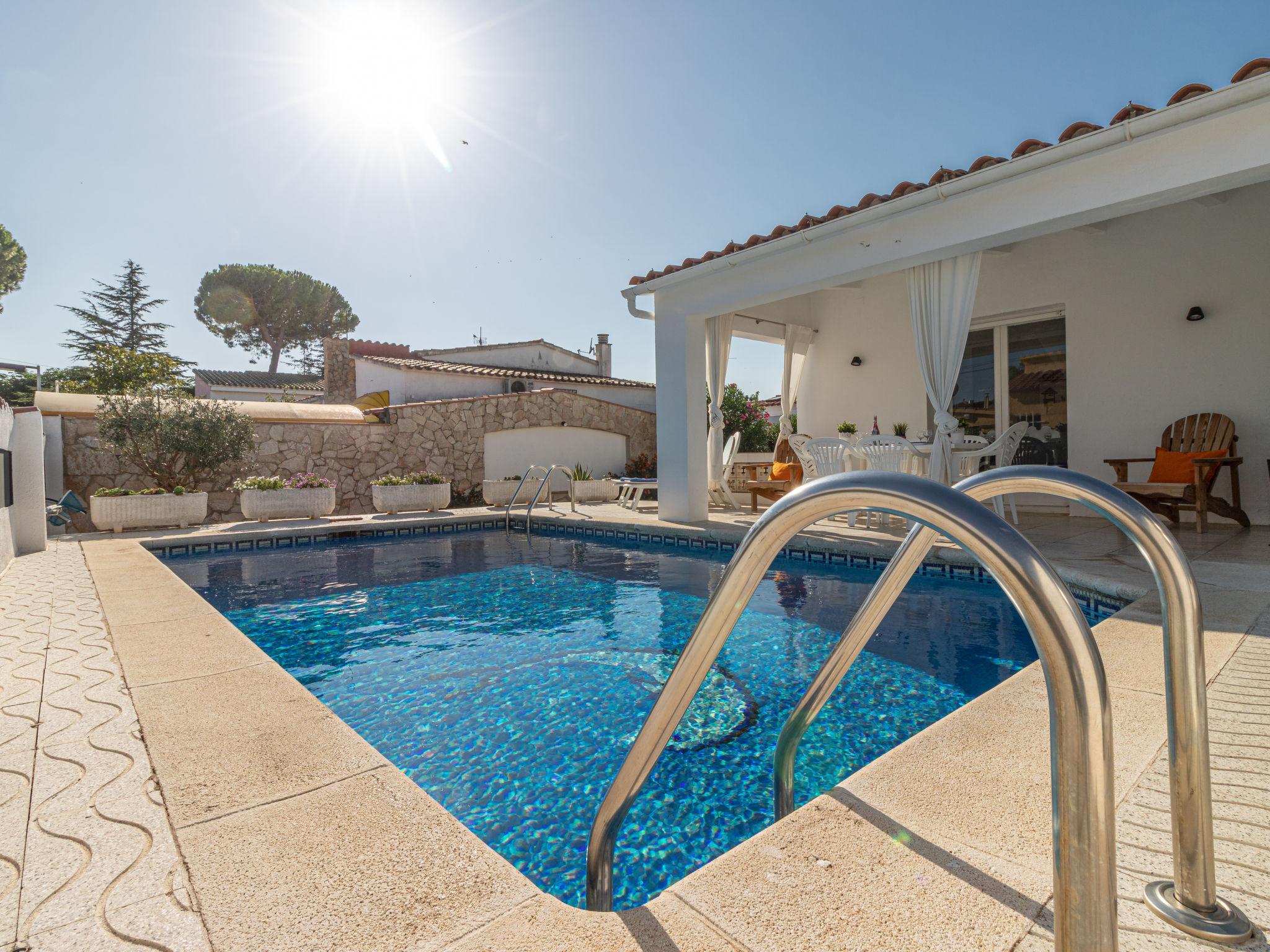 Foto 13 - Casa de 3 quartos em Castelló d'Empúries com piscina privada e vistas do mar