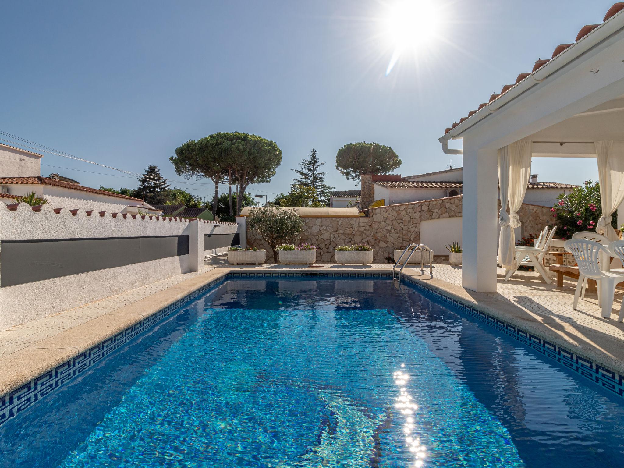 Foto 15 - Casa de 3 habitaciones en Castelló d'Empúries con piscina privada y vistas al mar