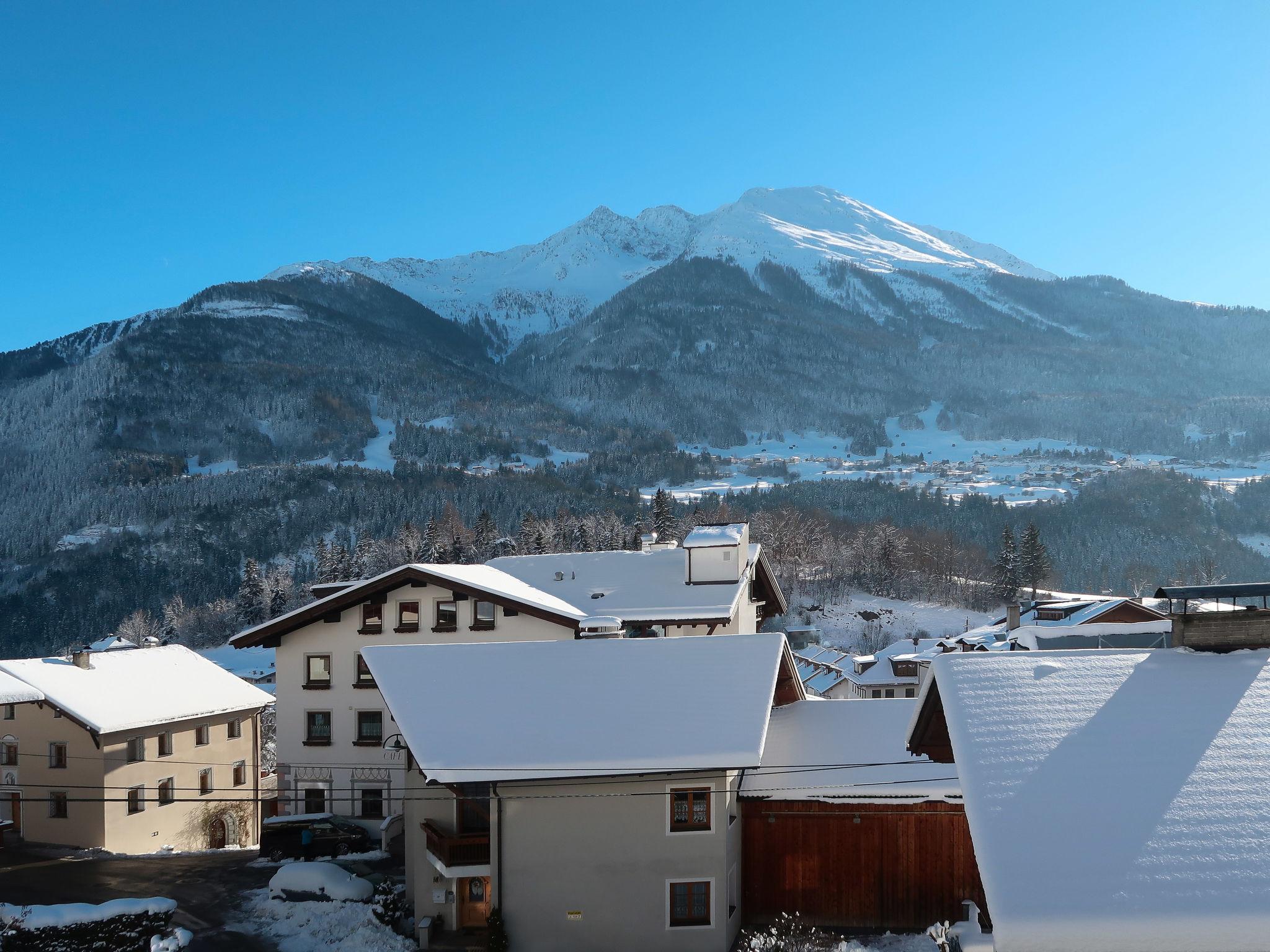 Foto 18 - Appartamento con 3 camere da letto a Grins con vista sulle montagne