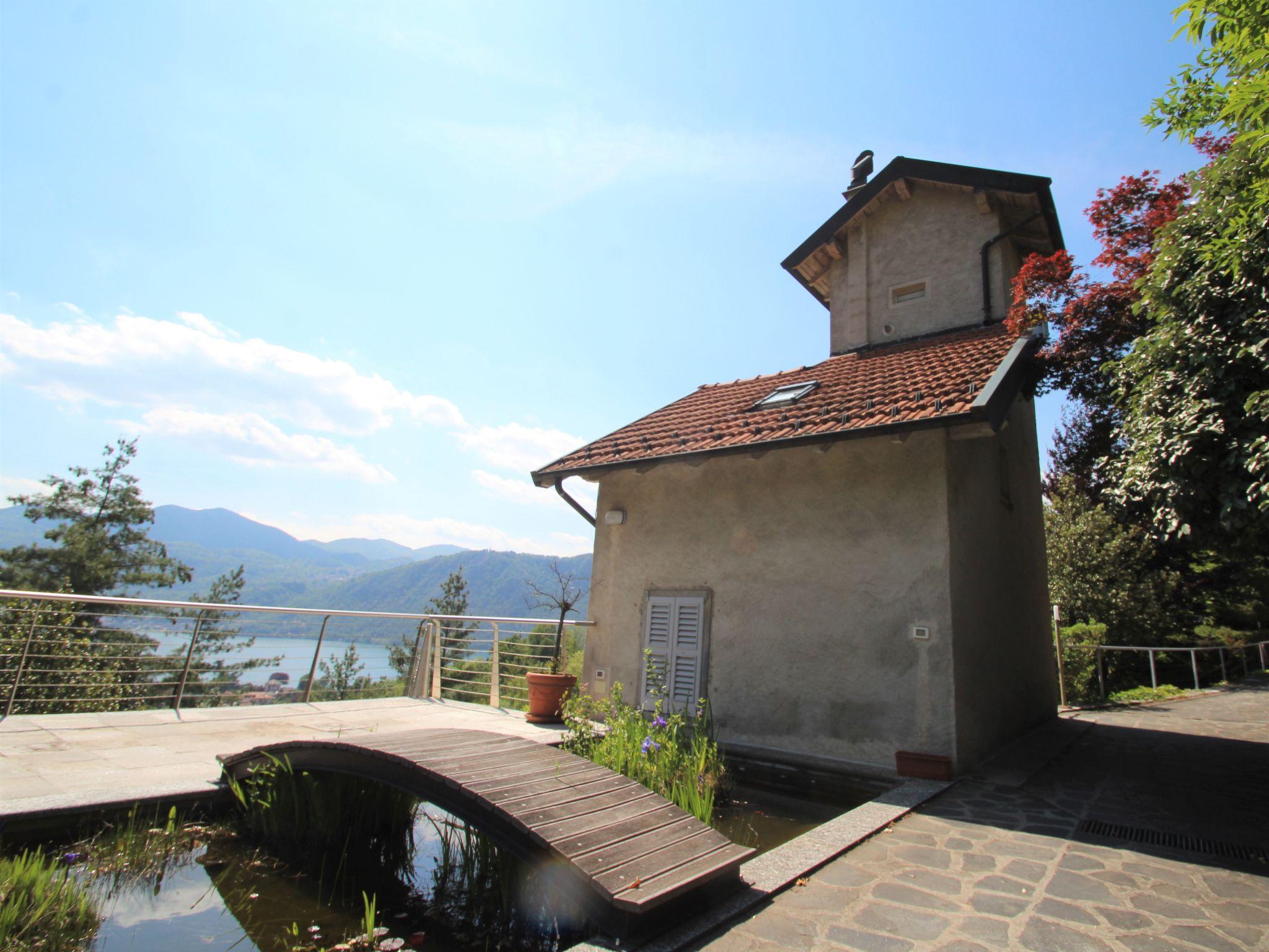 Photo 2 - Maison de 2 chambres à Pettenasco avec jardin et terrasse