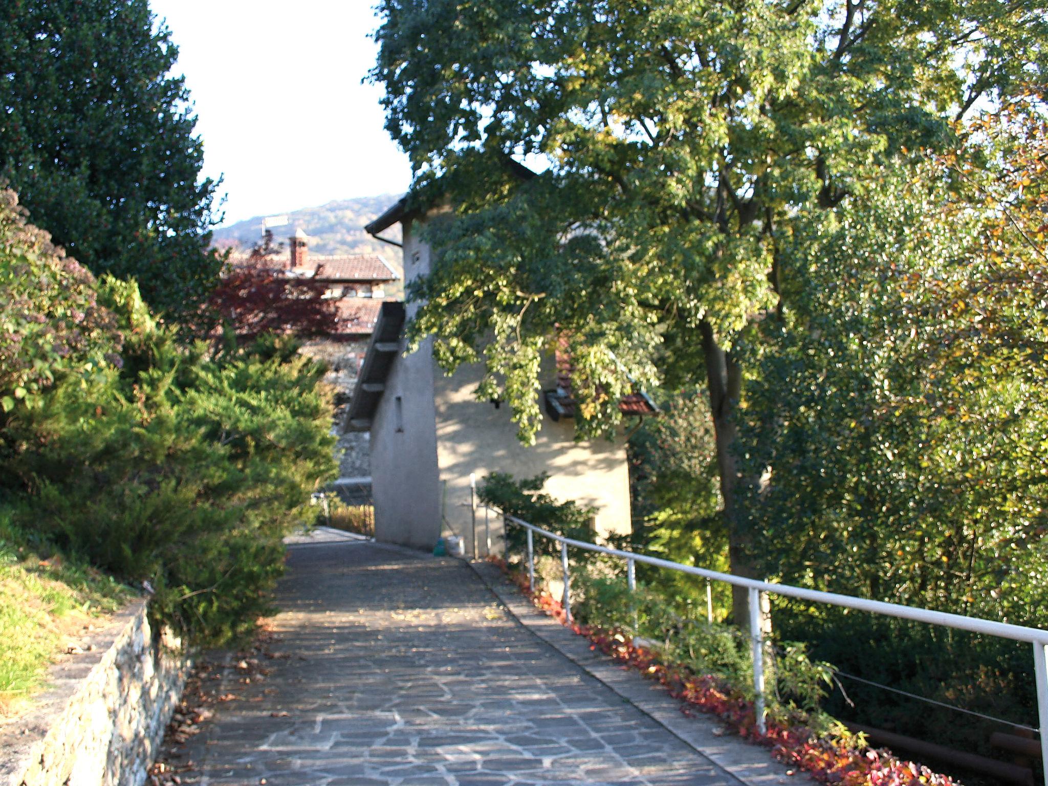 Foto 29 - Casa de 2 habitaciones en Pettenasco con jardín y vistas a la montaña