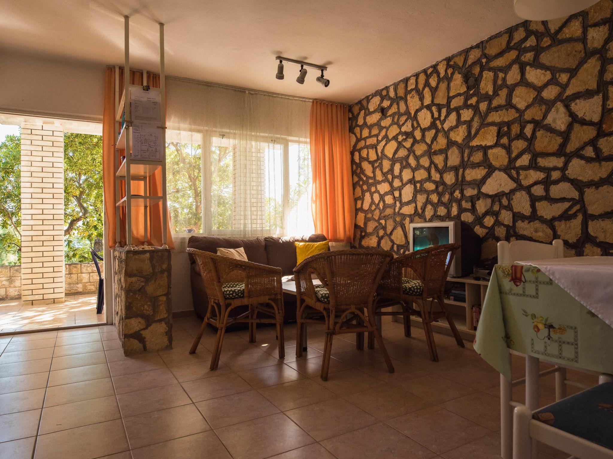 Photo 3 - Maison de 2 chambres à Jasenice avec jardin et vues à la mer