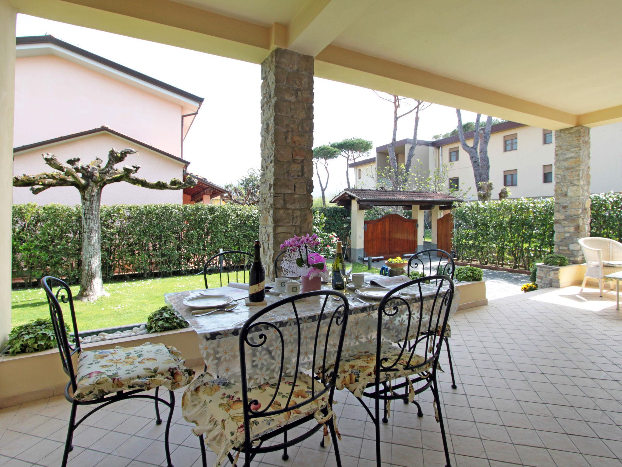 Photo 25 - 4 bedroom House in Forte dei Marmi with garden