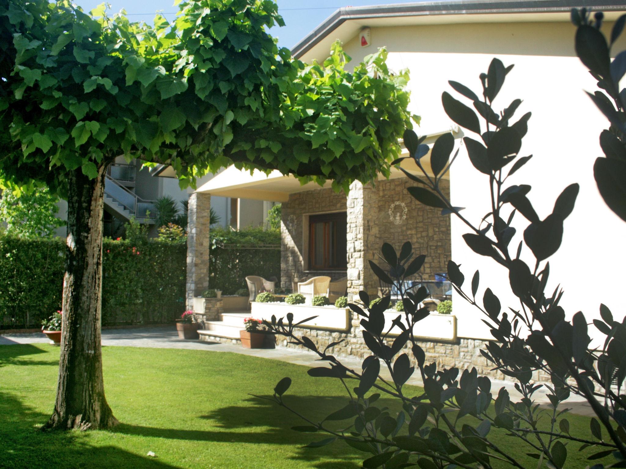 Photo 23 - Maison de 4 chambres à Forte dei Marmi avec jardin et vues à la mer