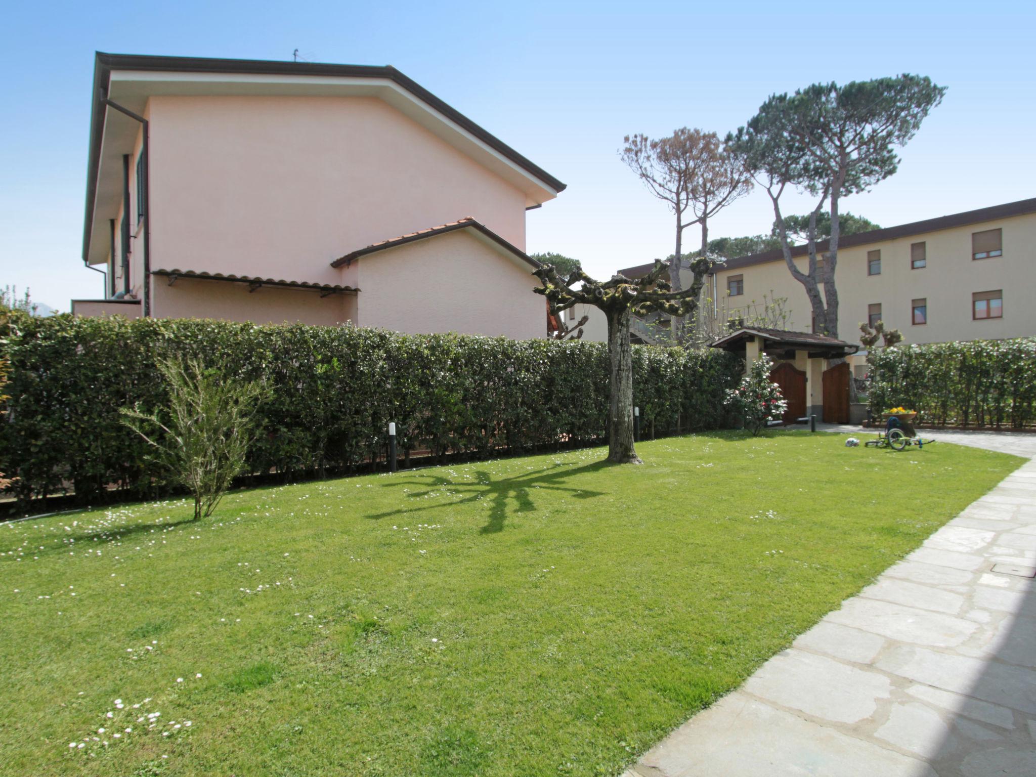 Foto 20 - Casa de 4 habitaciones en Forte dei Marmi con jardín y vistas al mar