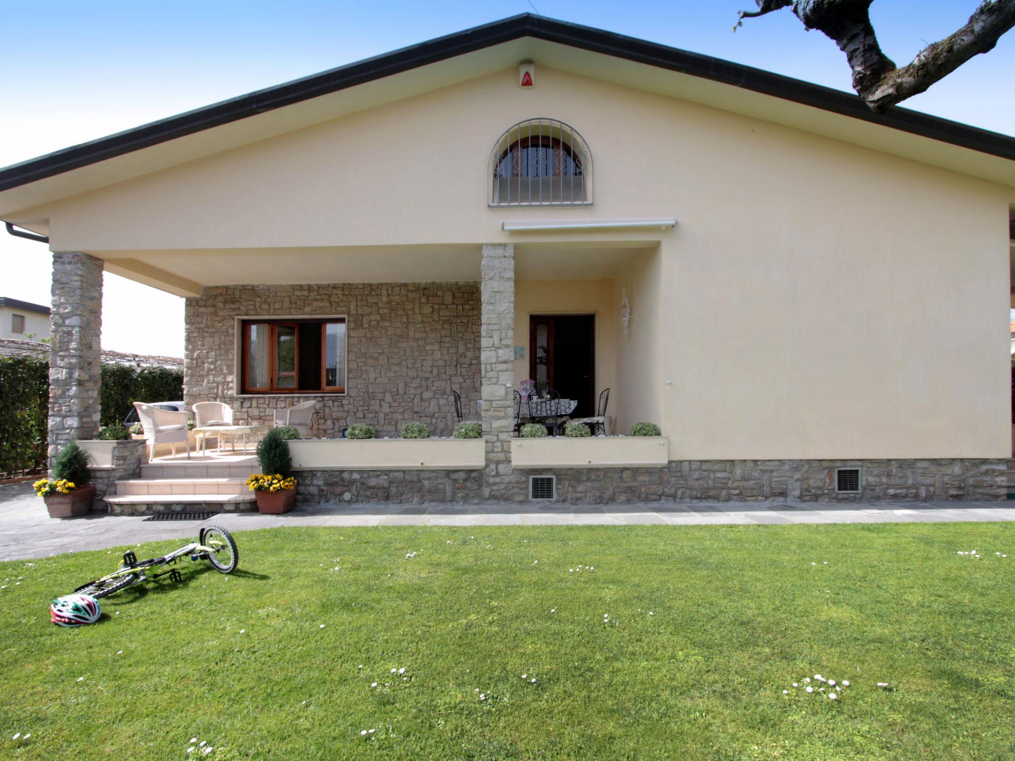 Foto 3 - Casa de 4 habitaciones en Forte dei Marmi con jardín y vistas al mar
