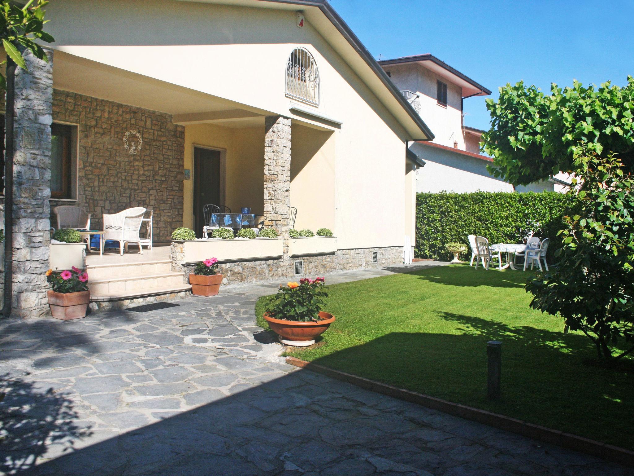 Foto 2 - Casa de 4 habitaciones en Forte dei Marmi con jardín y vistas al mar