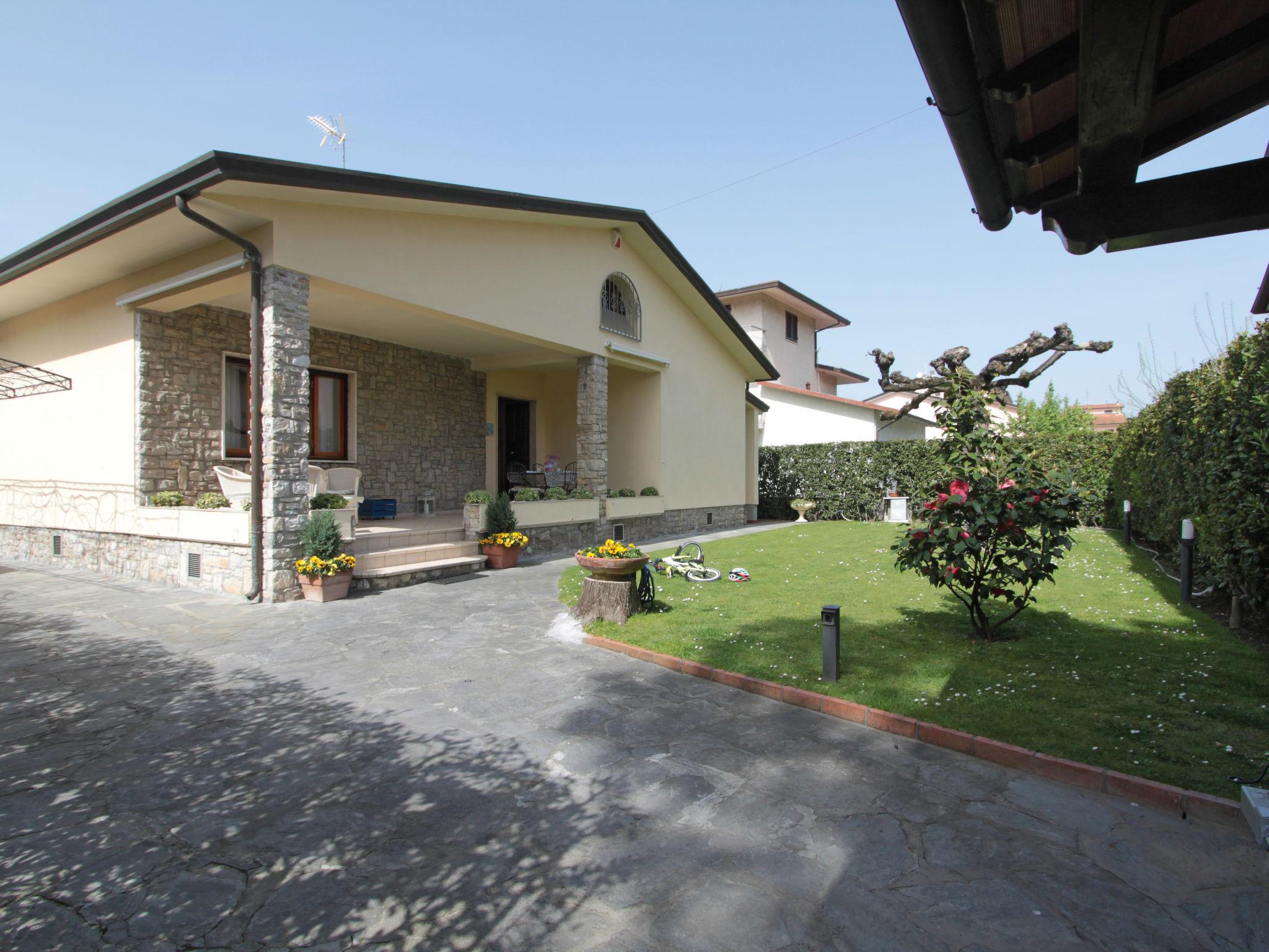 Foto 1 - Casa con 4 camere da letto a Forte dei Marmi con giardino e vista mare