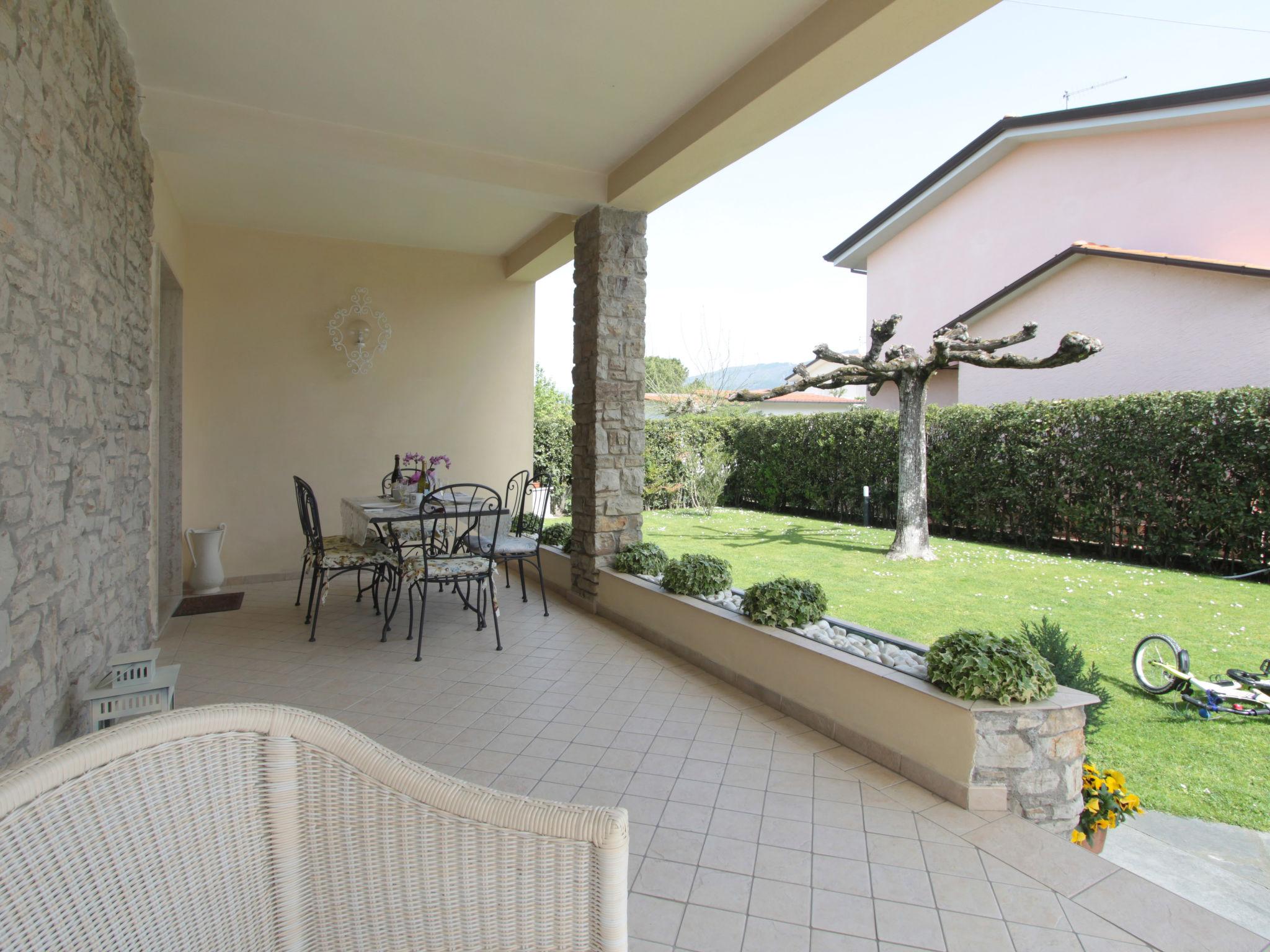 Photo 22 - Maison de 4 chambres à Forte dei Marmi avec jardin et vues à la mer