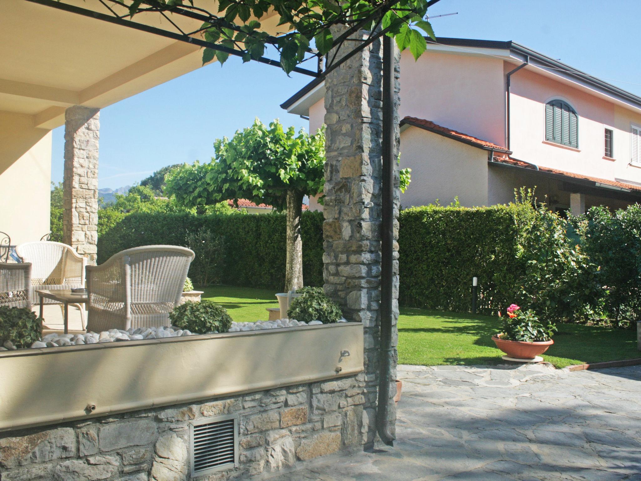 Photo 21 - Maison de 4 chambres à Forte dei Marmi avec jardin et vues à la mer