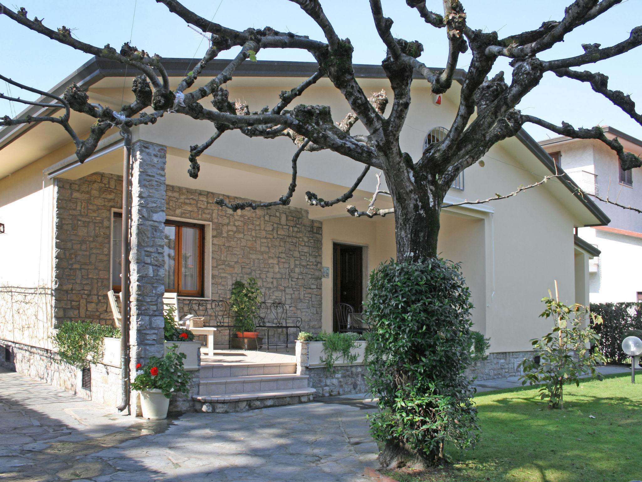 Foto 19 - Casa de 4 habitaciones en Forte dei Marmi con jardín y vistas al mar