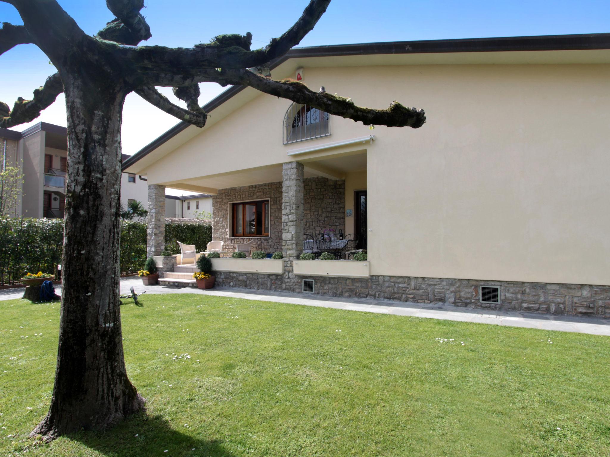 Photo 24 - Maison de 4 chambres à Forte dei Marmi avec jardin et vues à la mer