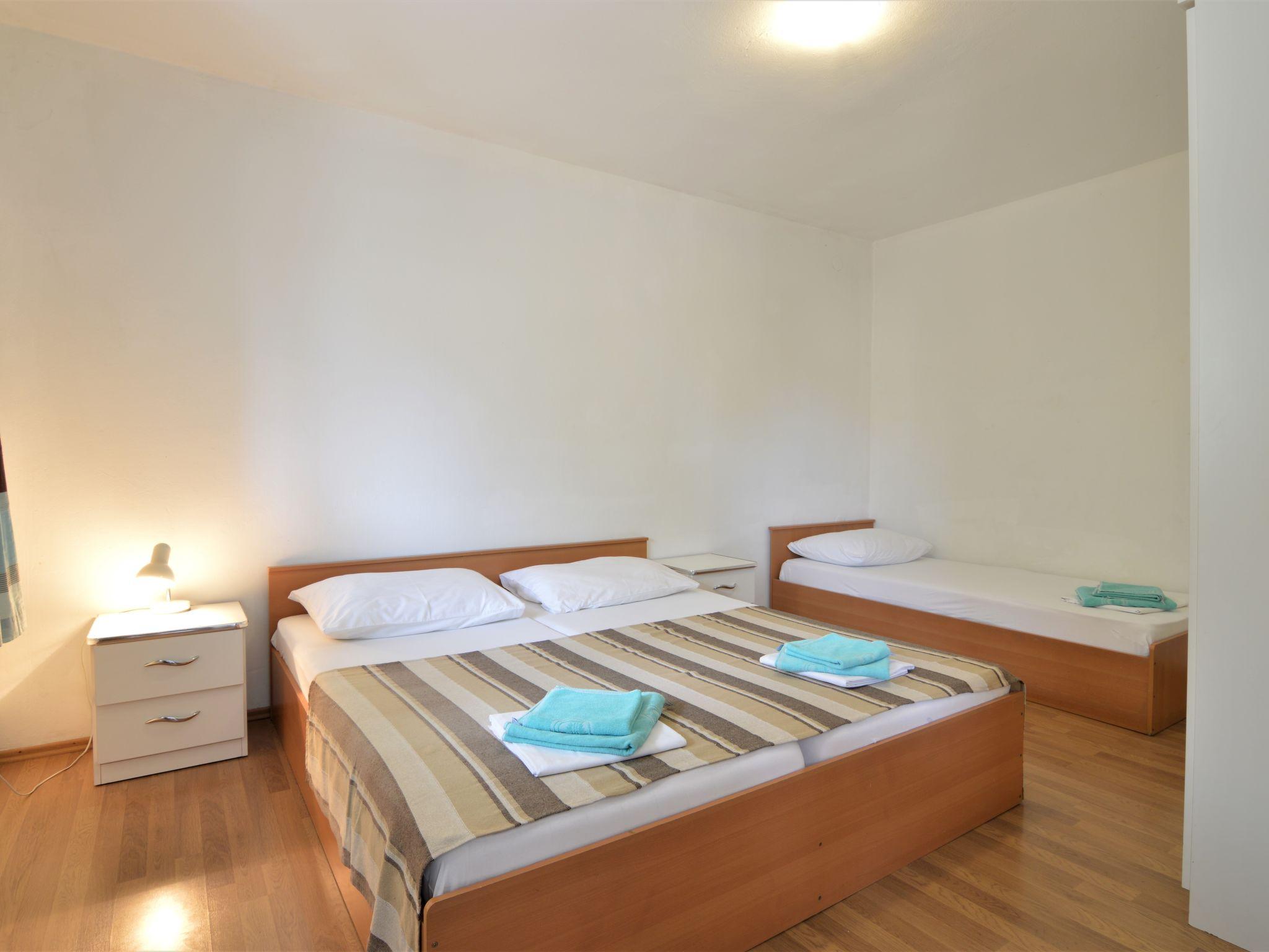 Foto 5 - Appartamento con 1 camera da letto a Tribunj con terrazza e vista mare