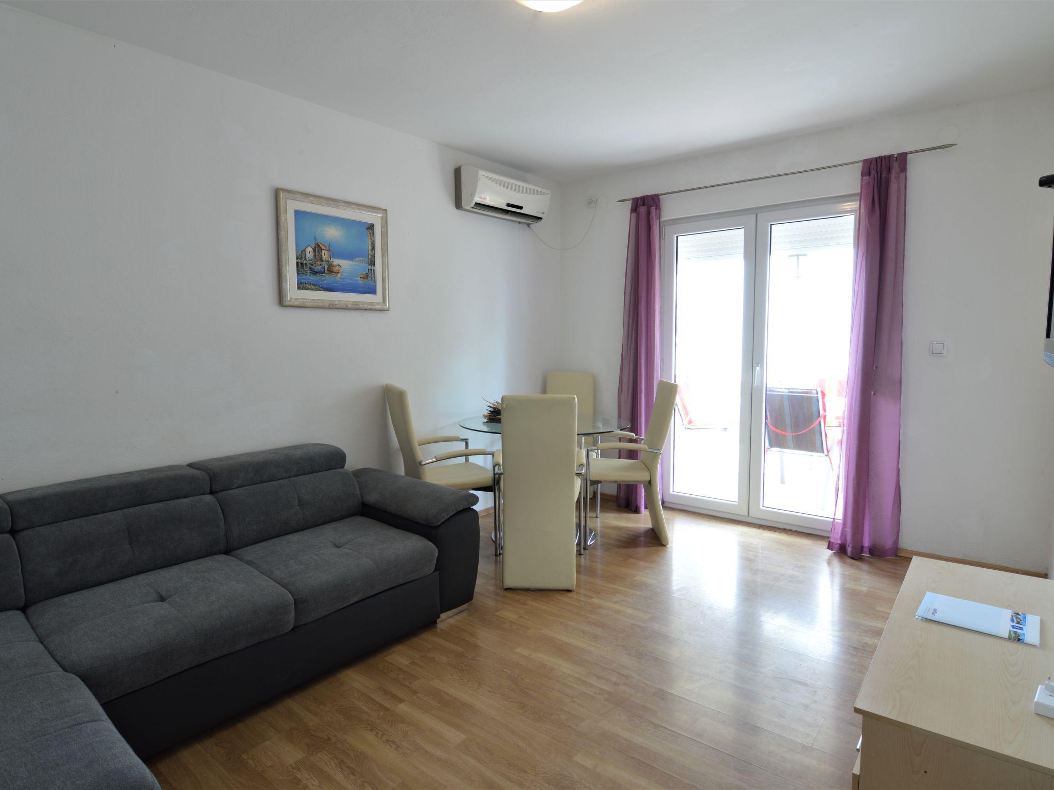 Foto 3 - Appartamento con 1 camera da letto a Tribunj con terrazza e vista mare