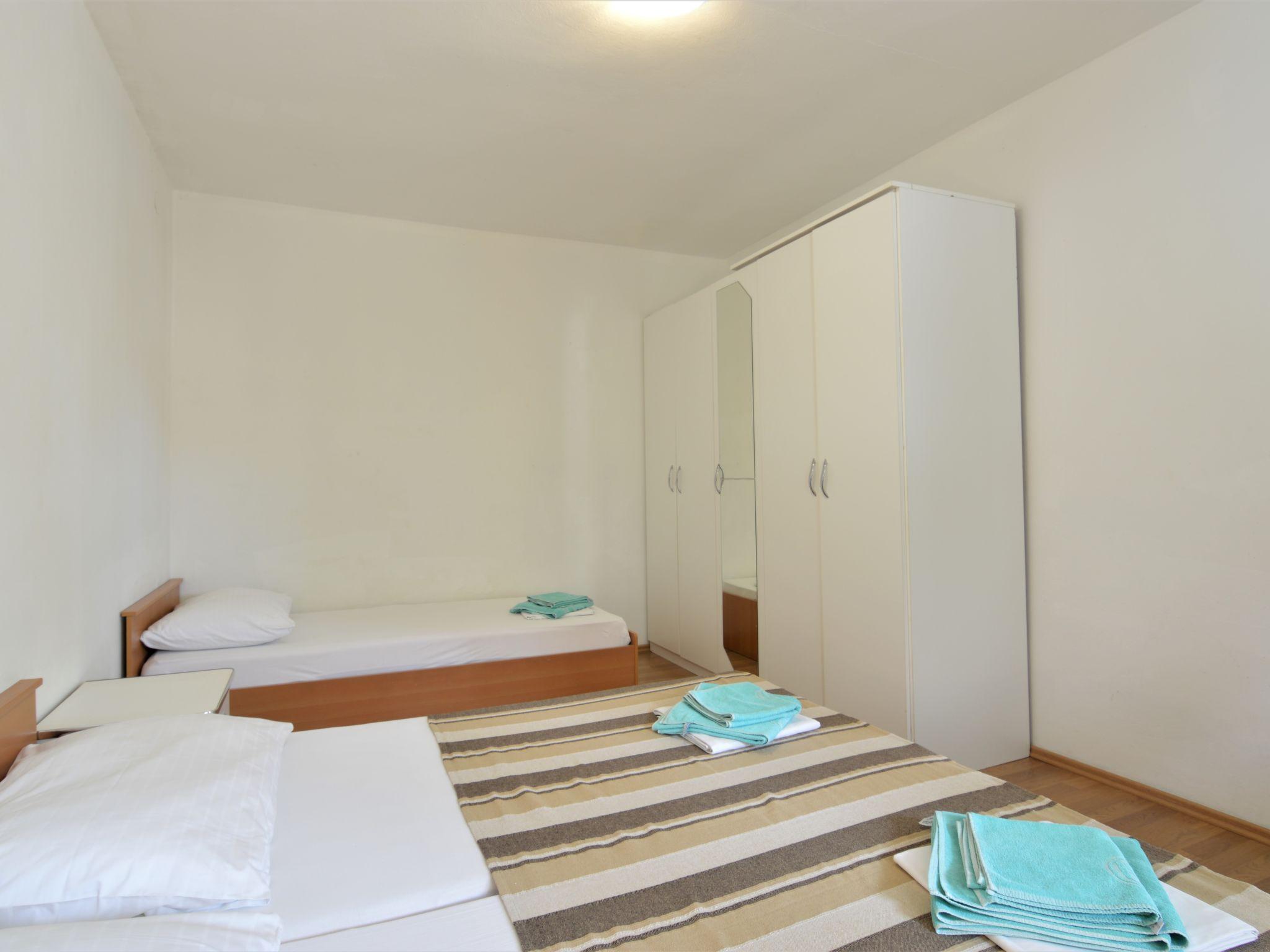 Foto 9 - Appartamento con 1 camera da letto a Tribunj con terrazza e vista mare