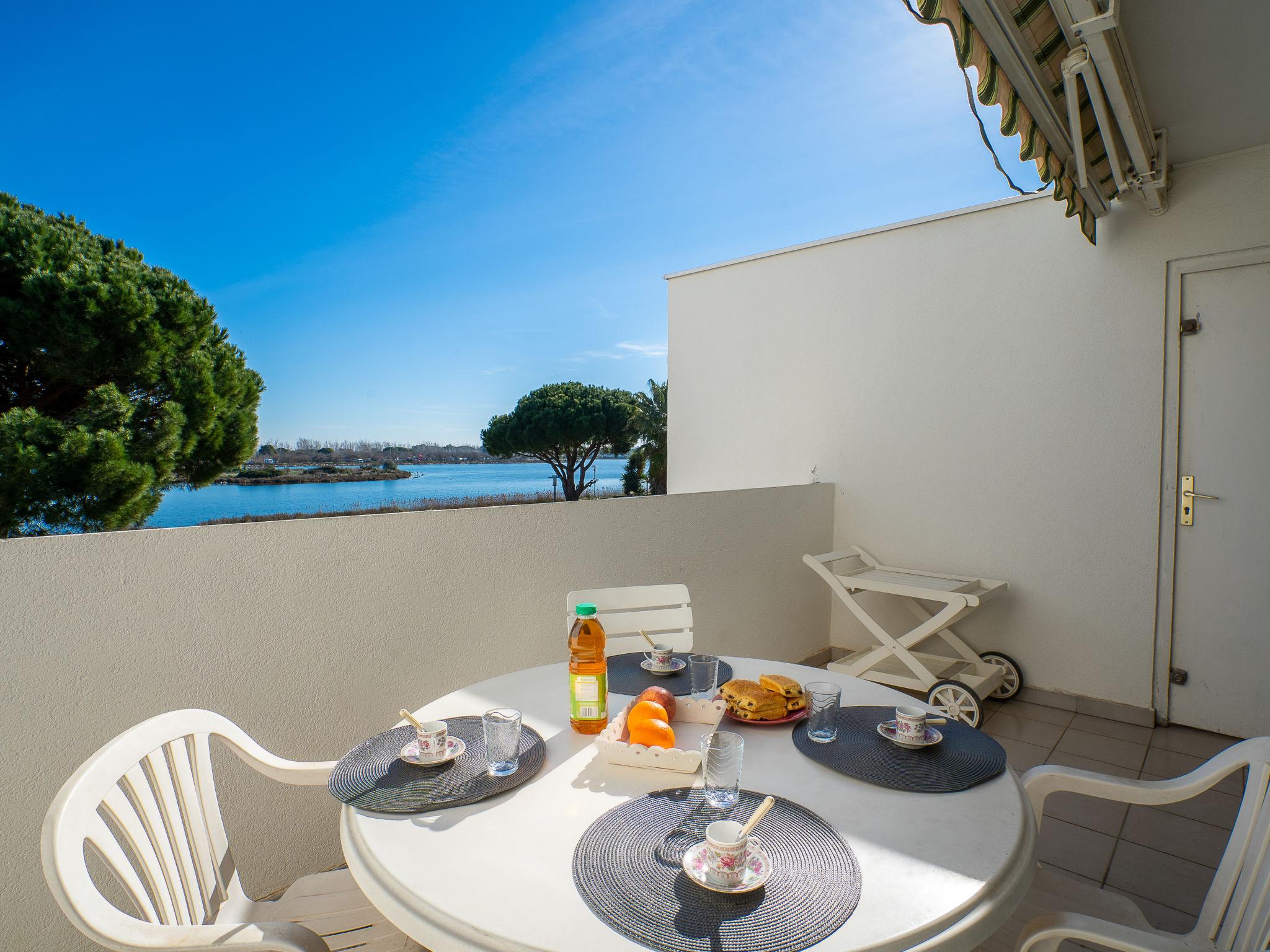 Foto 1 - Appartamento con 2 camere da letto a Le Grau-du-Roi con piscina e vista mare