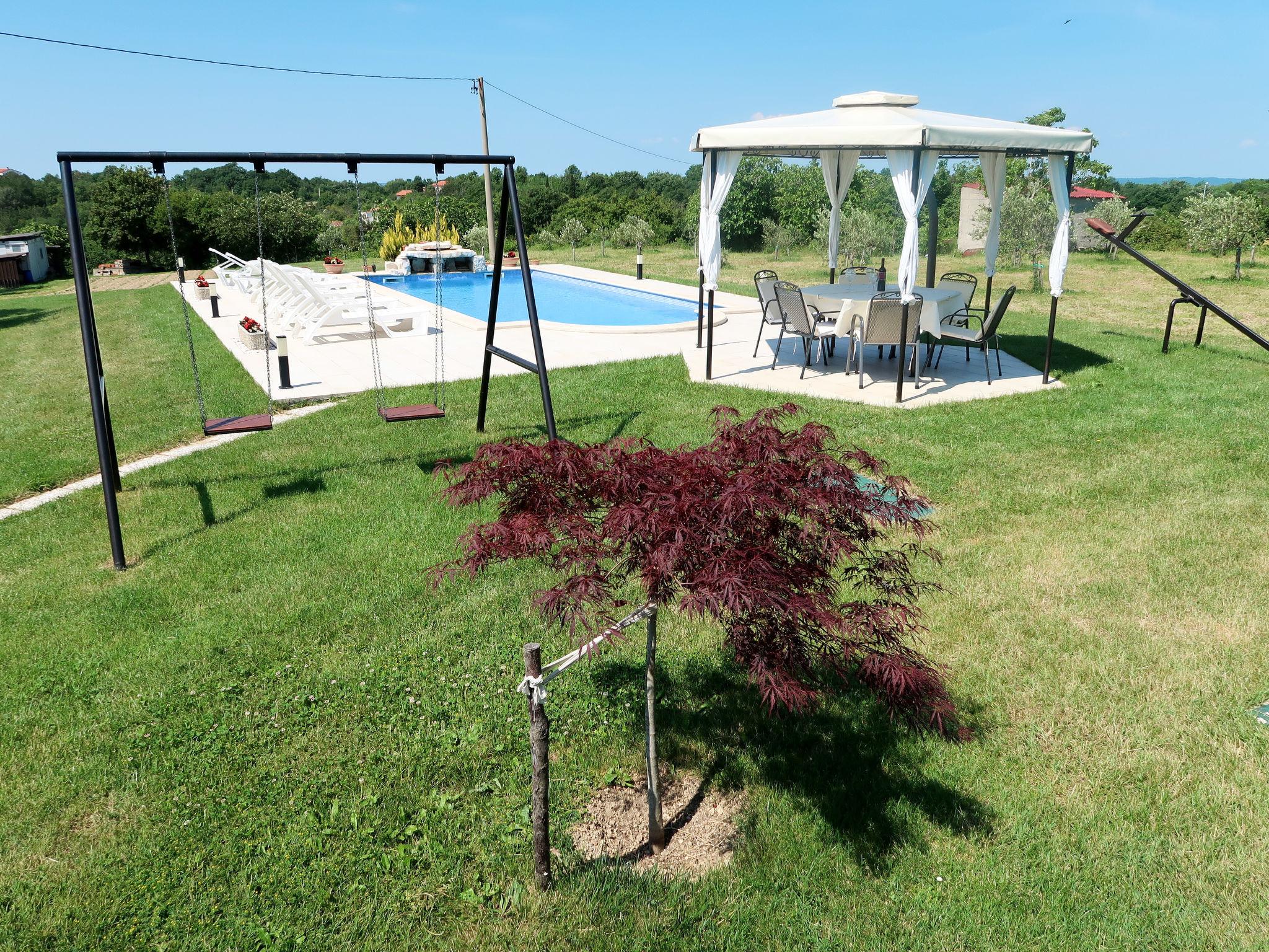 Foto 10 - Casa de 2 quartos em Labin com piscina privada e jardim