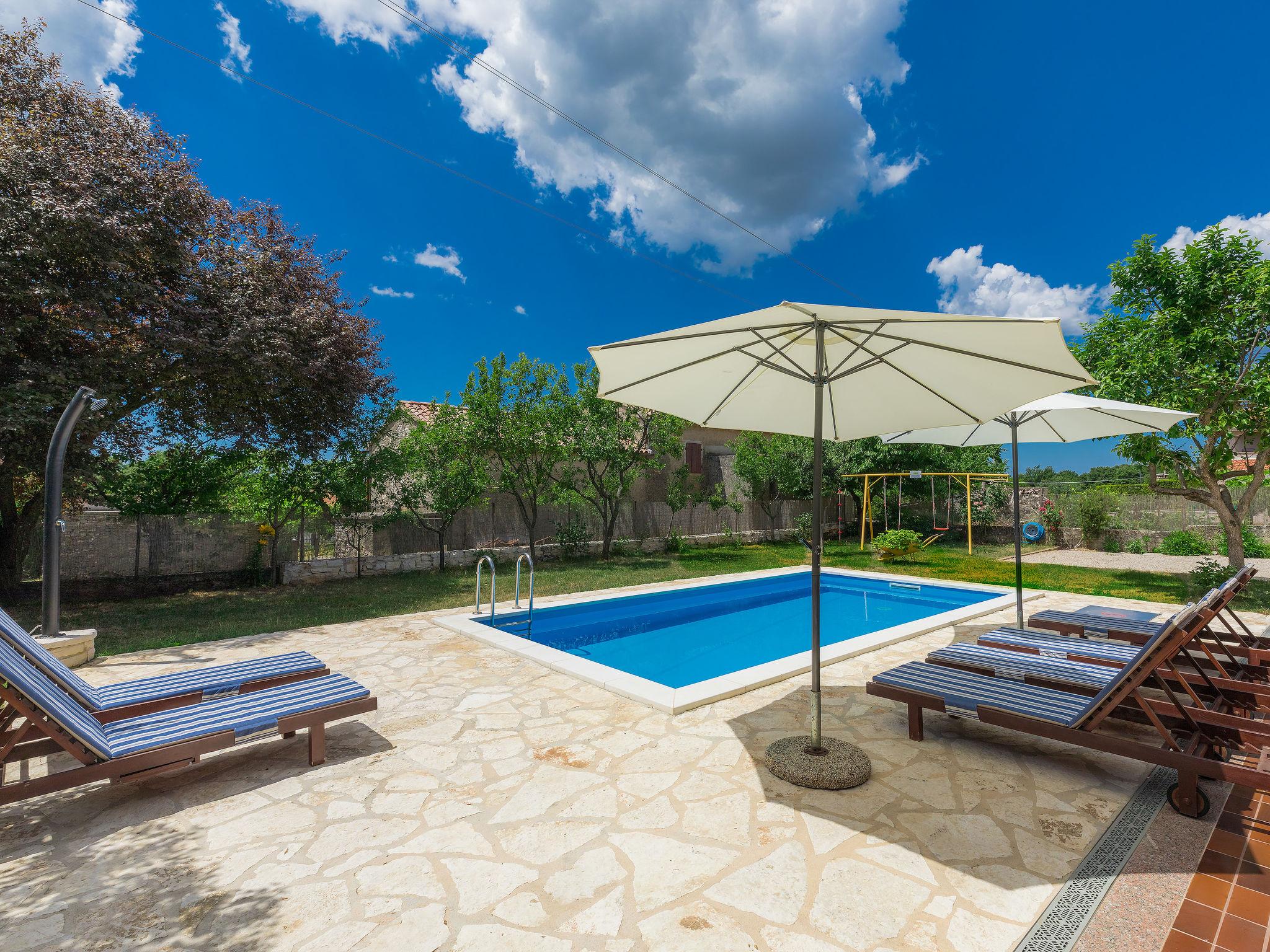 Foto 6 - Casa de 3 quartos em Sveti Petar u Šumi com piscina privada e jardim