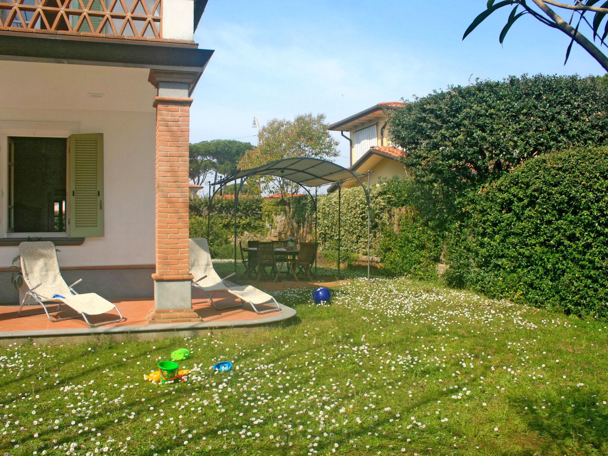 Foto 2 - Casa de 3 habitaciones en Forte dei Marmi con jardín y vistas al mar