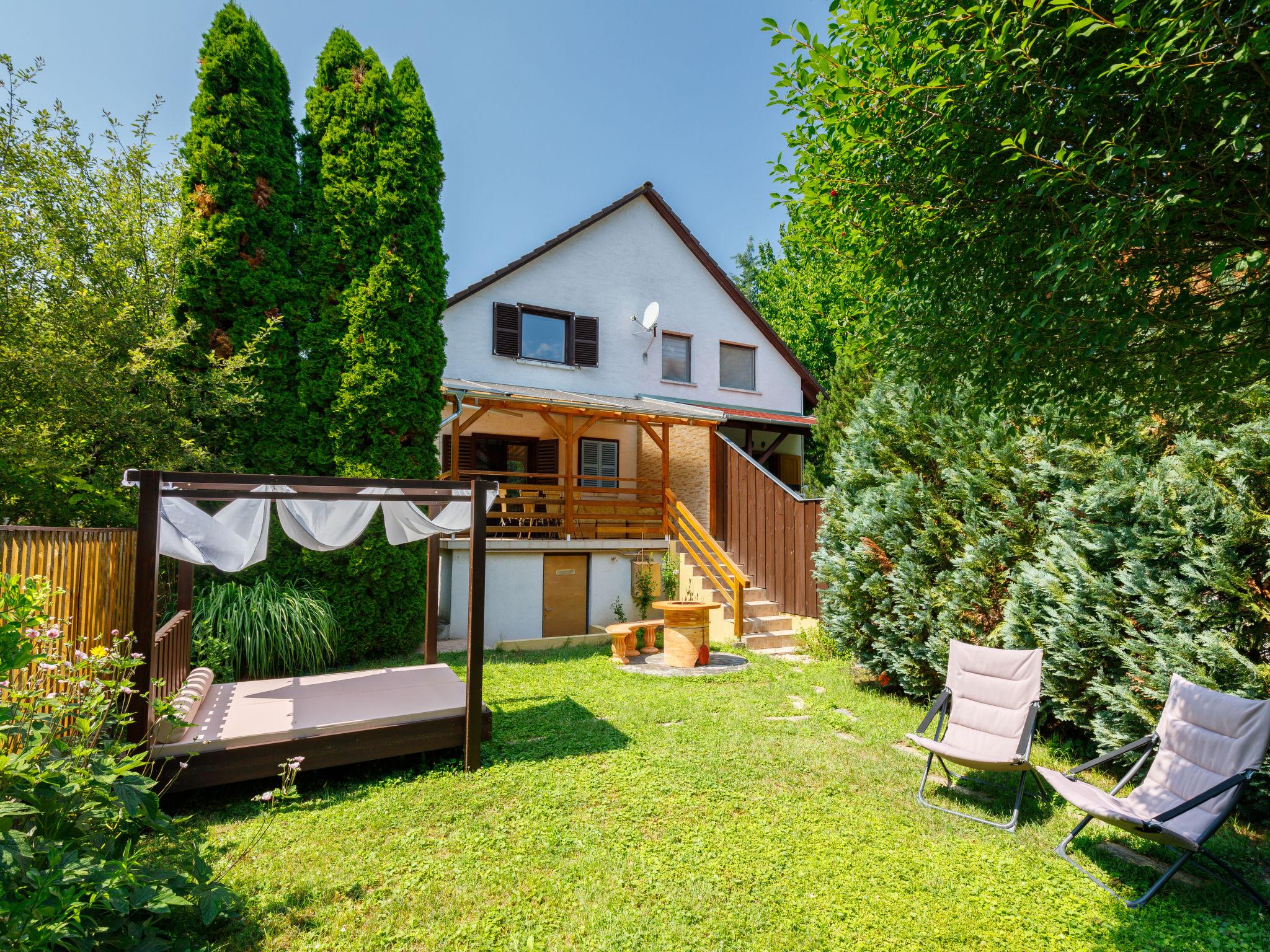 Foto 16 - Casa de 2 quartos em Balatonkenese com jardim e vista para a montanha