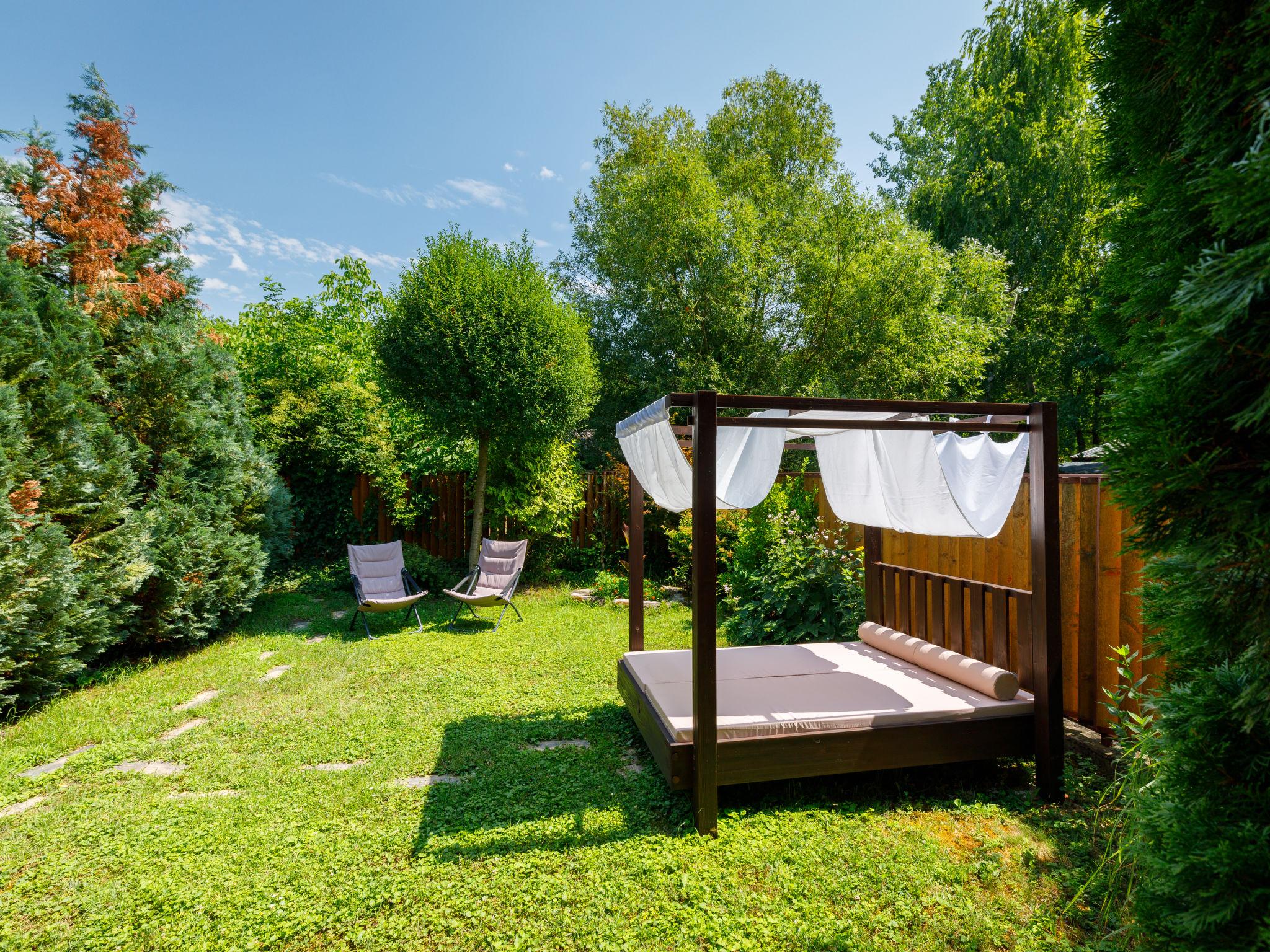 Photo 14 - 2 bedroom House in Balatonkenese with garden and terrace