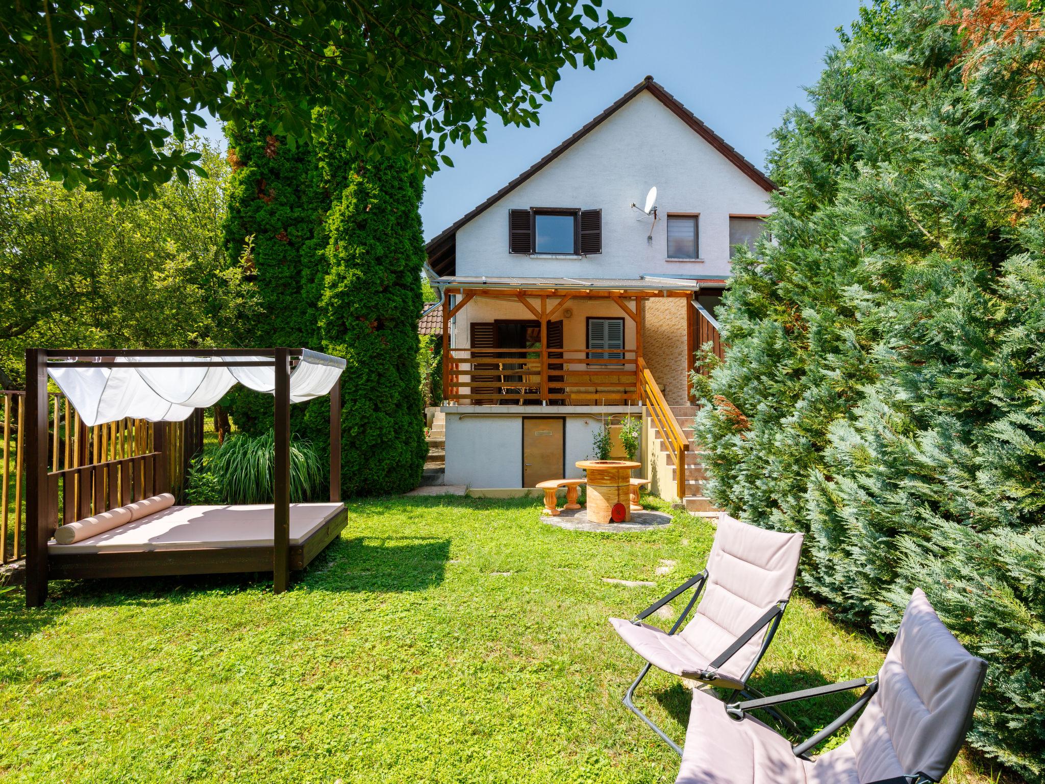 Foto 1 - Haus mit 2 Schlafzimmern in Balatonkenese mit garten und blick auf die berge