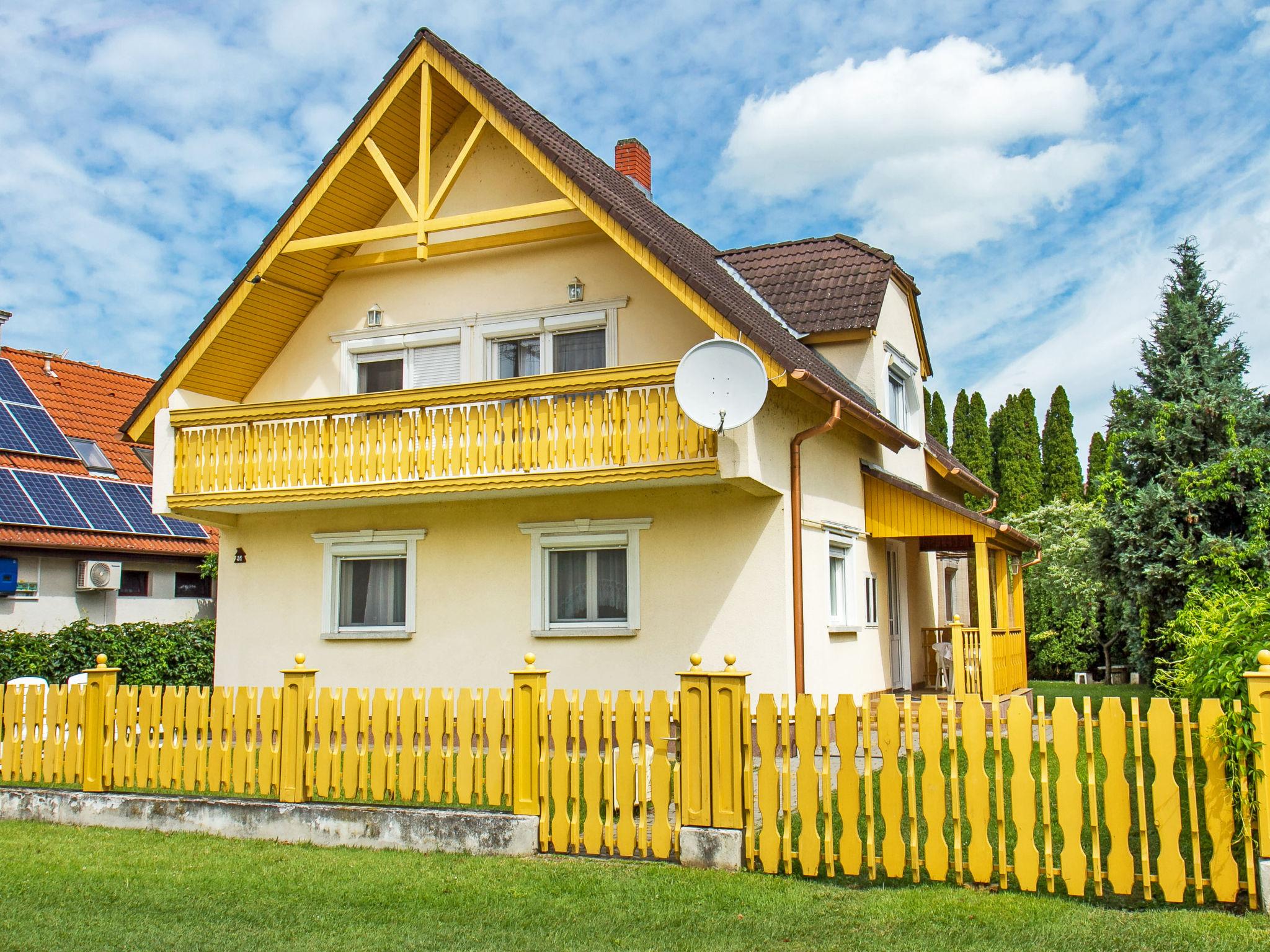 Foto 1 - Casa con 2 camere da letto a Balatonmáriafürdő con giardino e terrazza