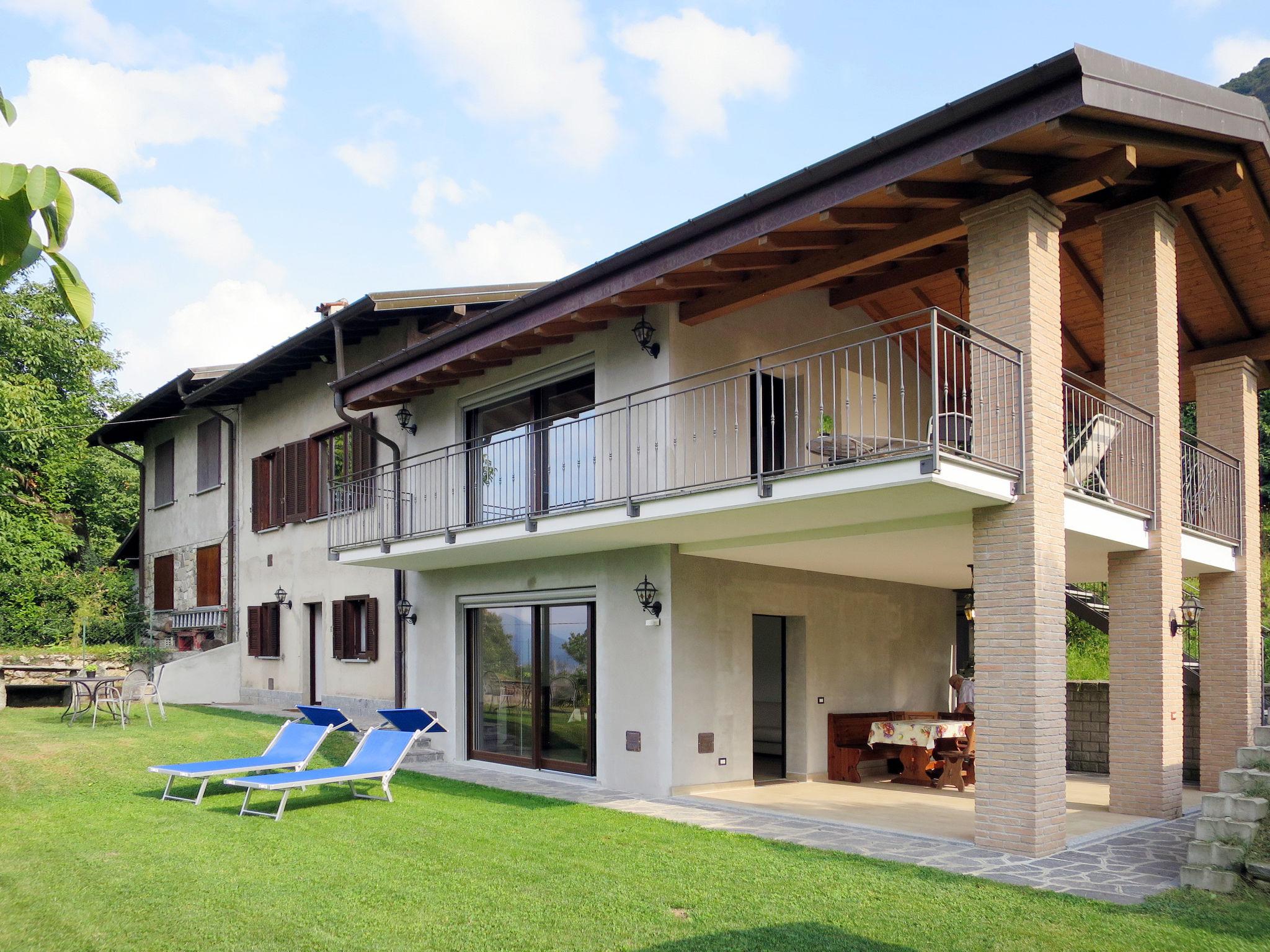 Foto 1 - Apartamento de 1 habitación en Castelveccana con jardín y vistas a la montaña