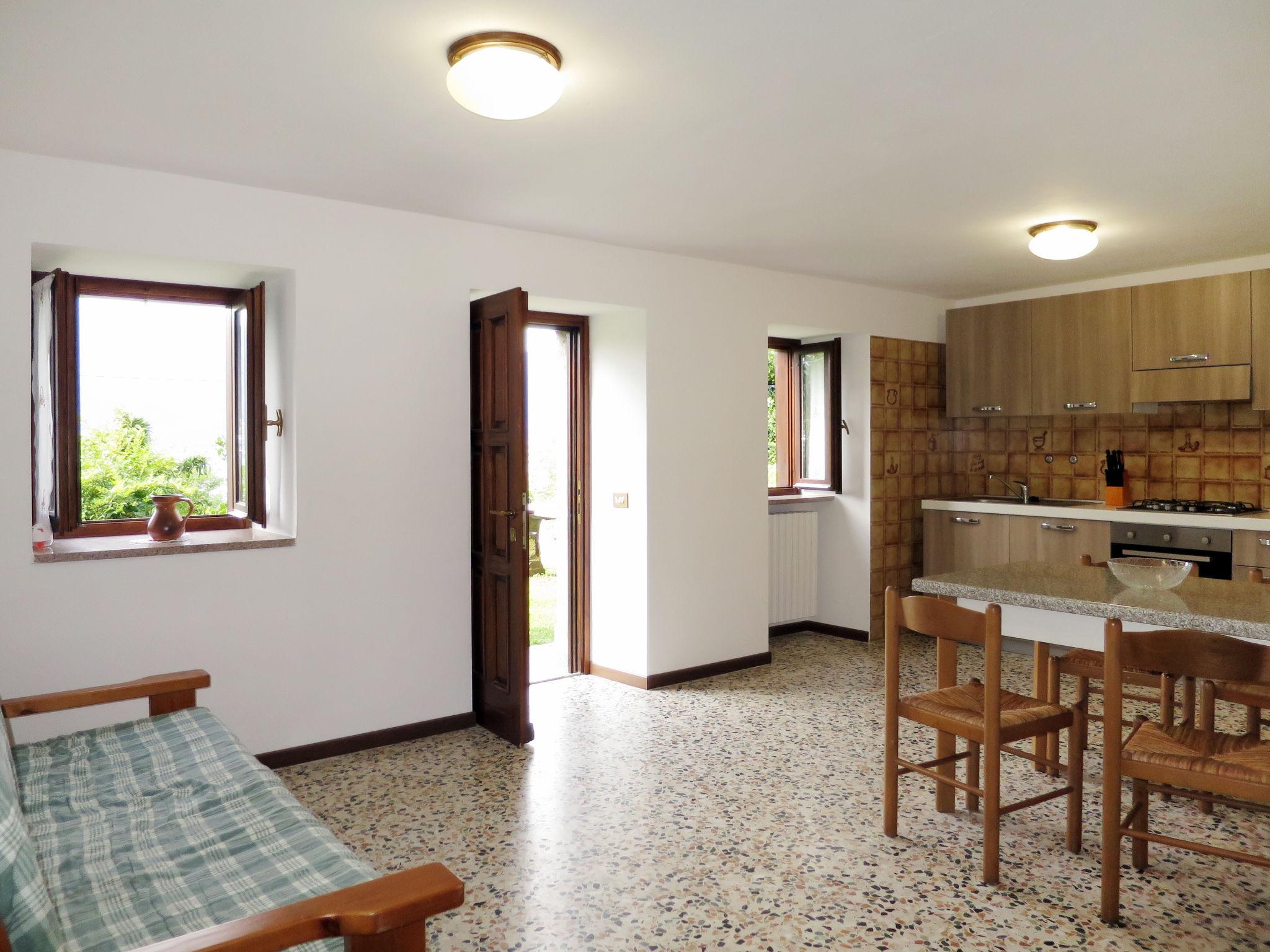 Foto 13 - Apartment mit 1 Schlafzimmer in Castelveccana mit garten und blick auf die berge