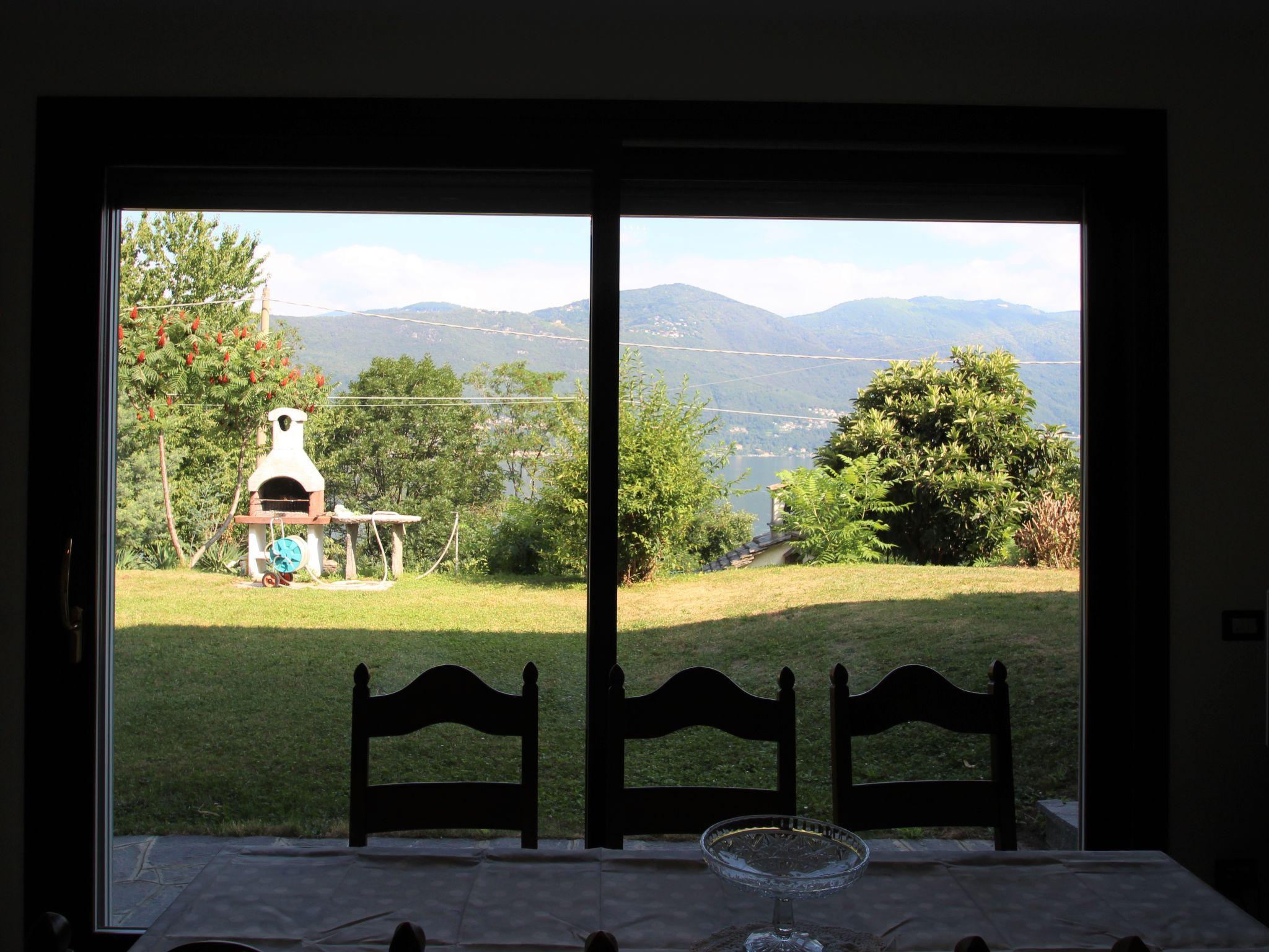 Photo 8 - Appartement de 1 chambre à Castelveccana avec jardin et vues sur la montagne