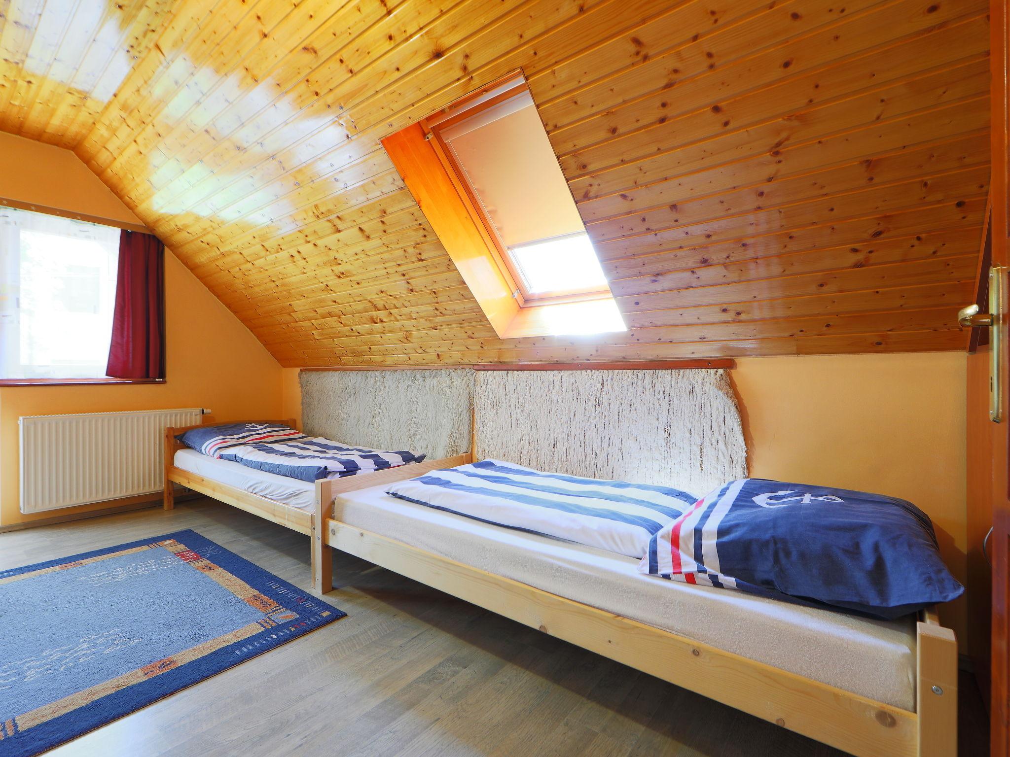 Foto 13 - Casa con 3 camere da letto a Balatonfüred con giardino e vista sulle montagne