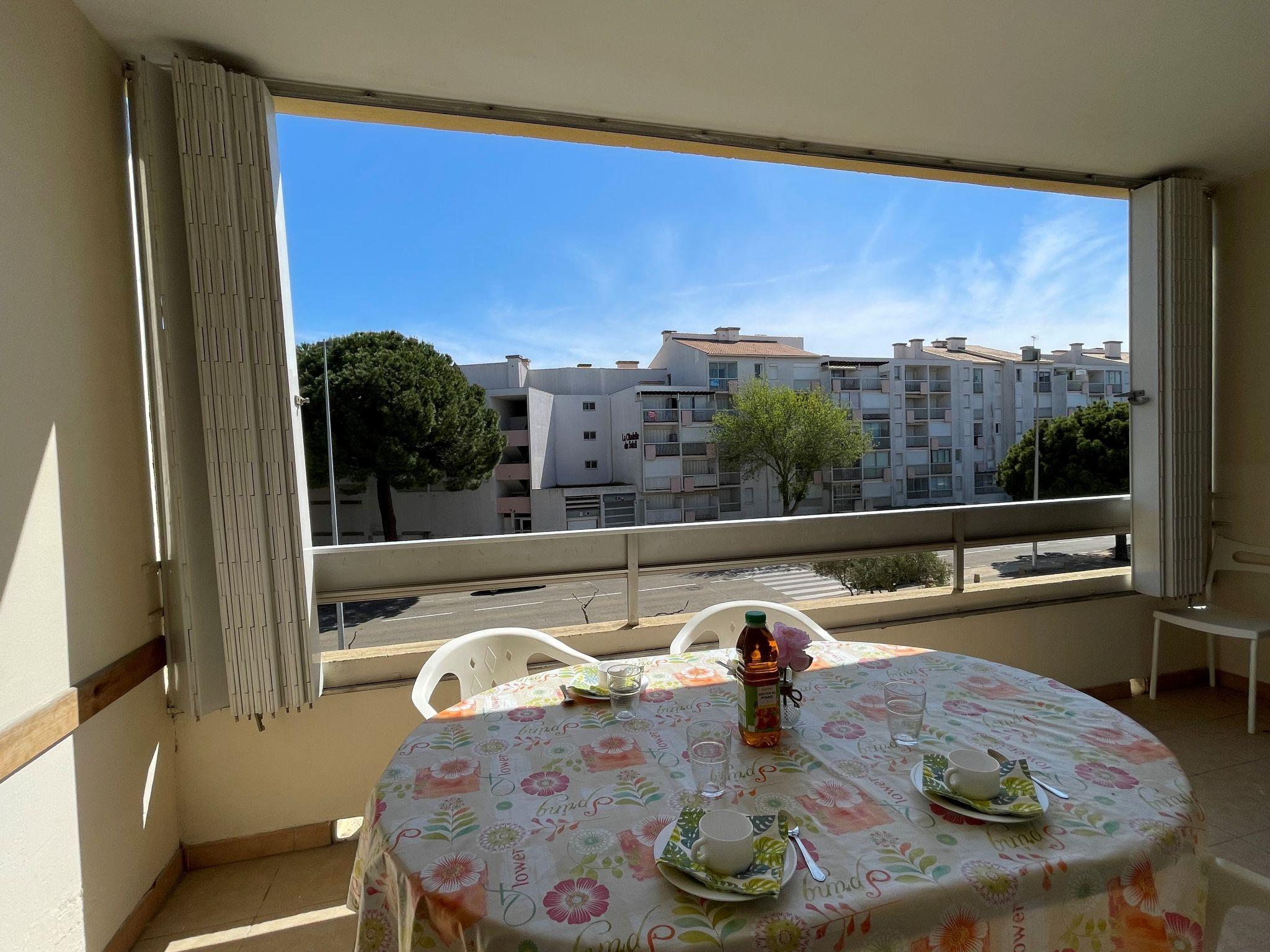 Foto 1 - Appartamento con 2 camere da letto a Le Grau-du-Roi con vista mare