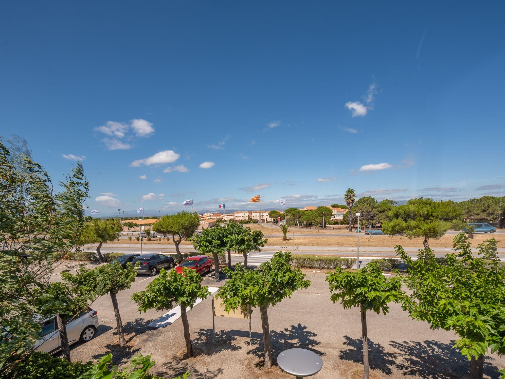 Photo 2 - Apartment in Le Barcarès with sea view