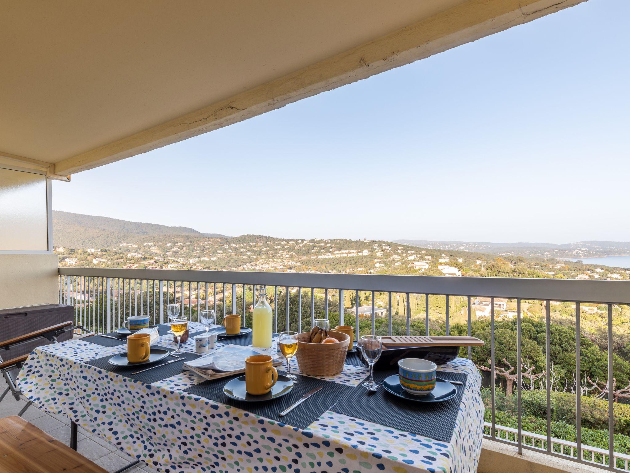 Photo 2 - Appartement de 2 chambres à Cavalaire-sur-Mer avec terrasse et vues à la mer