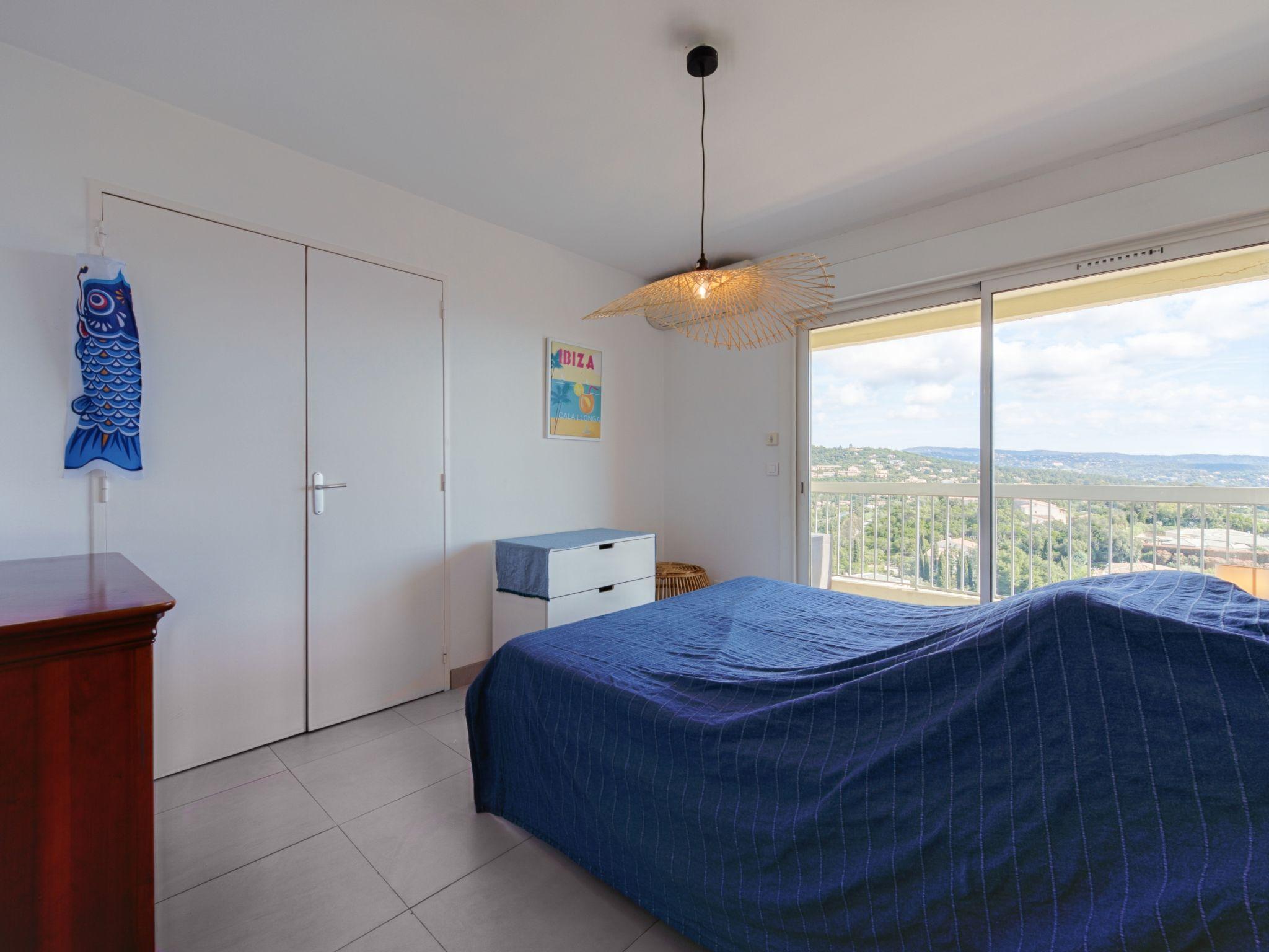 Foto 11 - Appartamento con 2 camere da letto a Cavalaire-sur-Mer con terrazza e vista mare