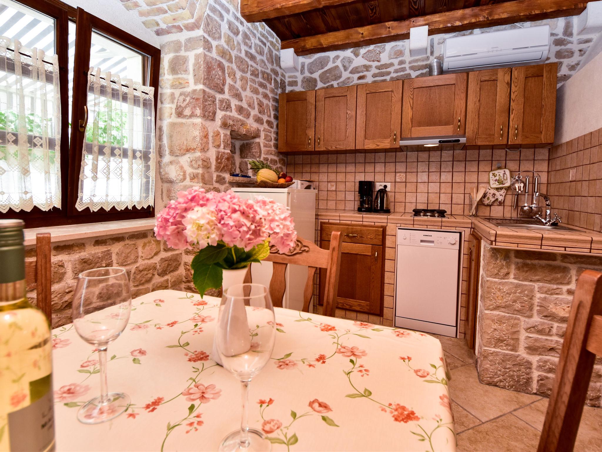 Photo 6 - Maison de 1 chambre à Sukošan avec bain à remous et vues à la mer