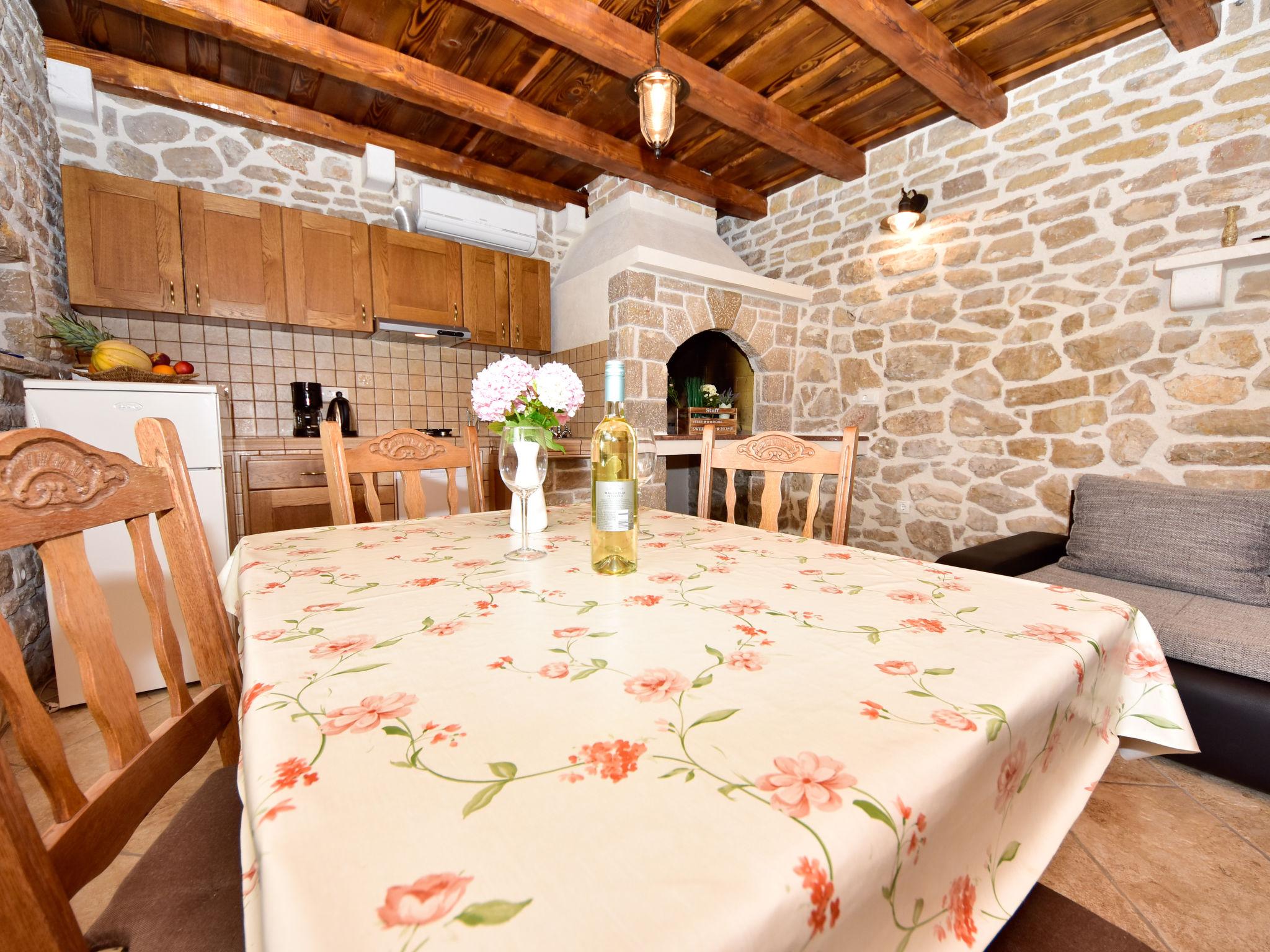 Photo 7 - Maison de 1 chambre à Sukošan avec bain à remous et vues à la mer