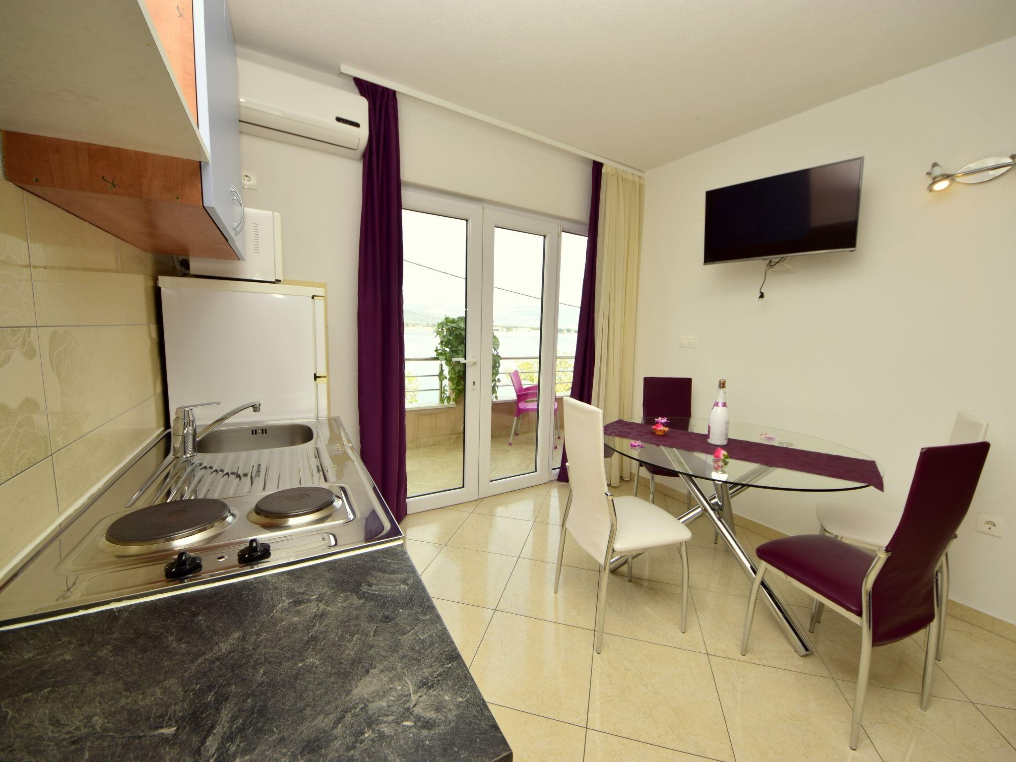 Photo 2 - 1 bedroom Apartment in Trogir with terrace and sea view