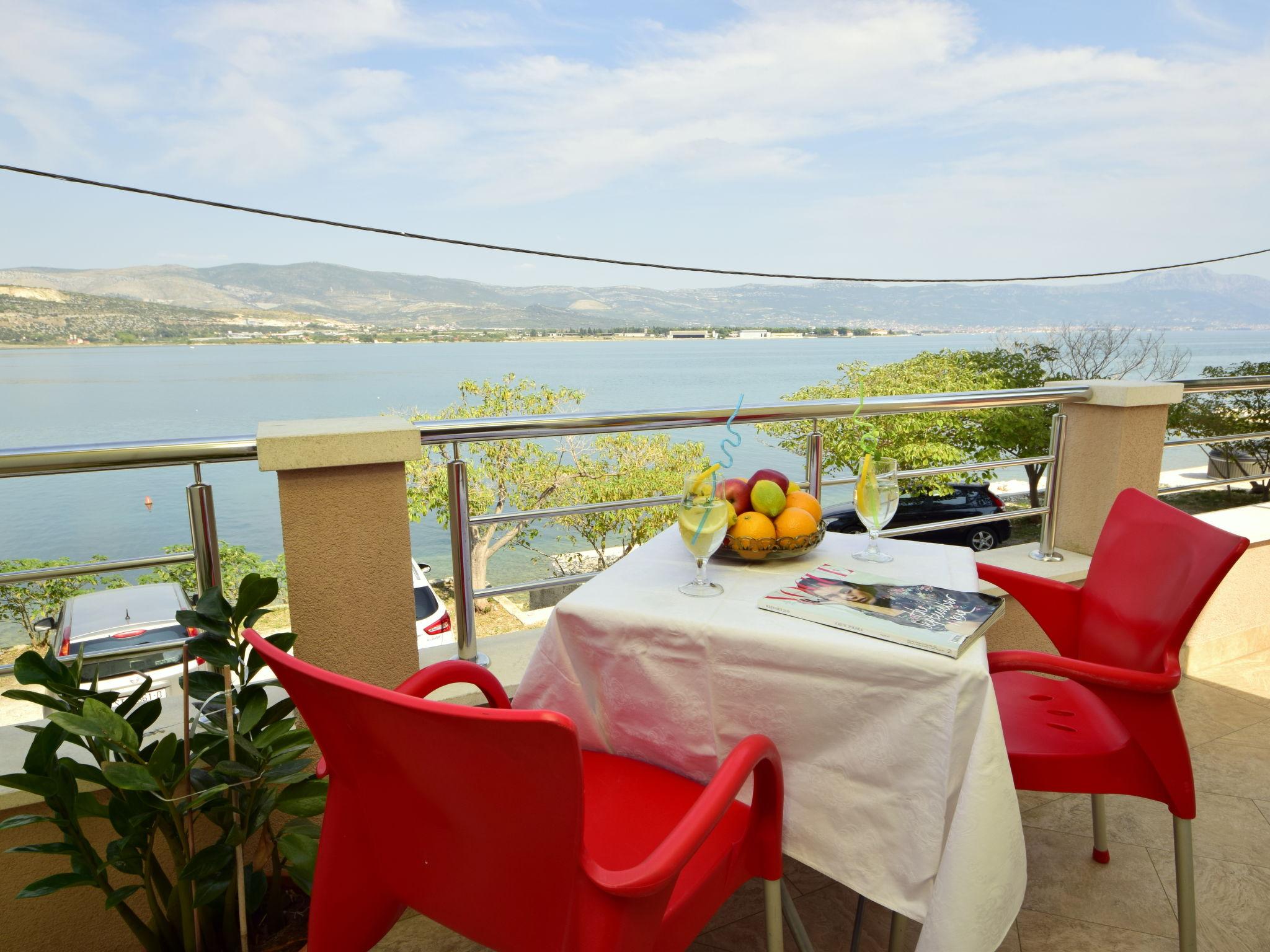 Foto 1 - Appartamento con 1 camera da letto a Trogir con terrazza e vista mare