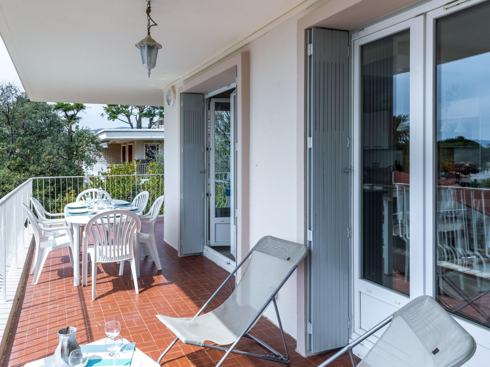 Photo 15 - Appartement de 3 chambres à Saint-Cyr-sur-Mer avec terrasse et vues à la mer