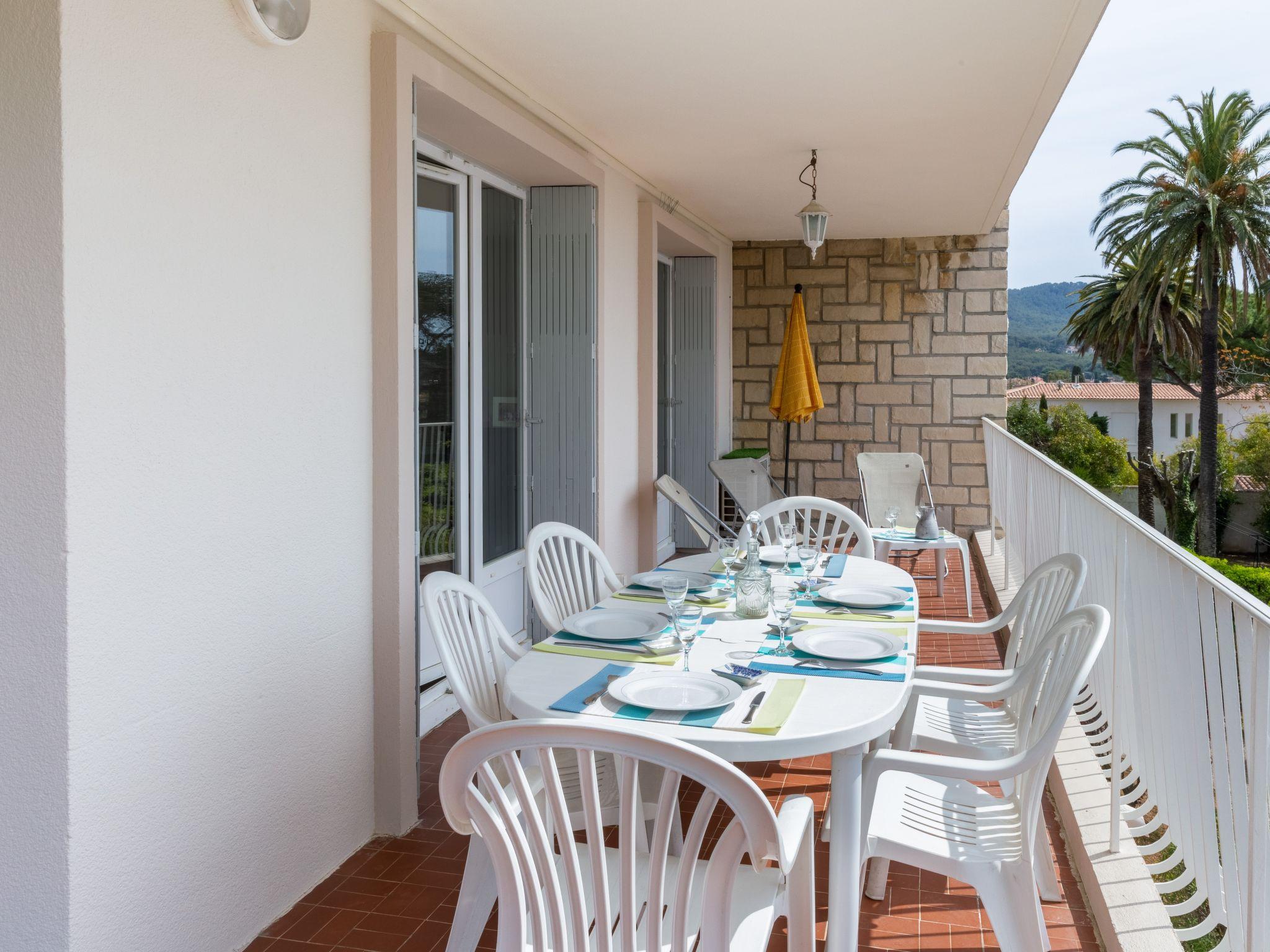 Photo 2 - Appartement de 3 chambres à Saint-Cyr-sur-Mer avec terrasse et vues à la mer